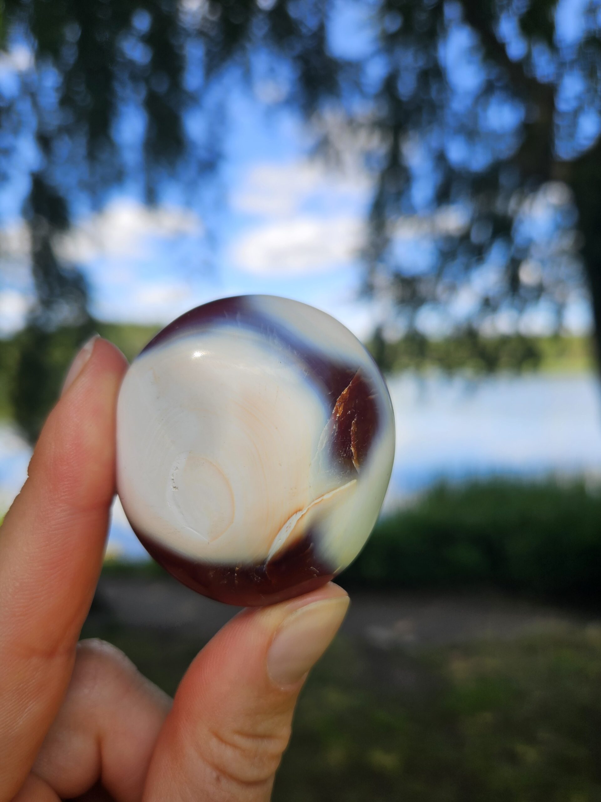 Karneol palmstone i varme, orange og røde nuancer. Denne krystal er kendt for at styrke mod, energi og kreativitet. Den hjælper med at aktivere livskraften, fremme selvværd og skabe balance i kroppens energiflow.