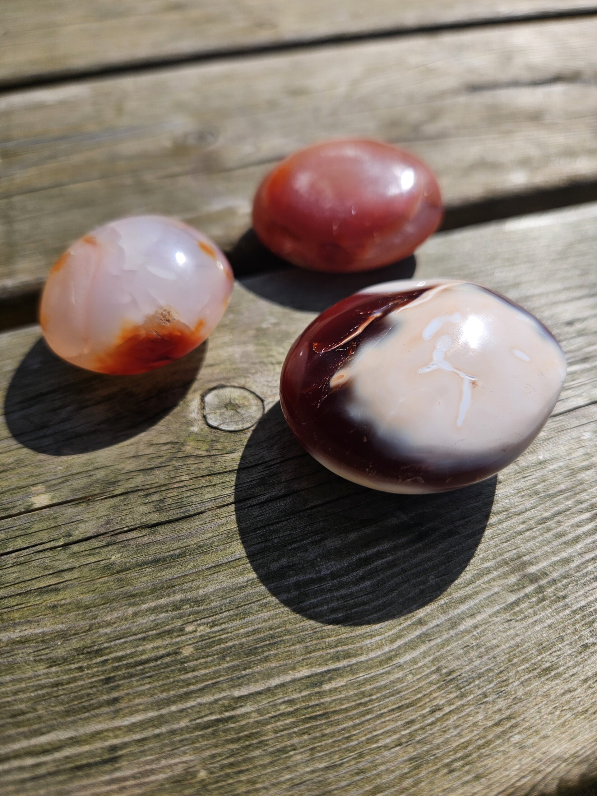 Karneol palmstone i varme, orange og røde nuancer. Denne krystal er kendt for at styrke mod, energi og kreativitet. Den hjælper med at aktivere livskraften, fremme selvværd og skabe balance i kroppens energiflow.