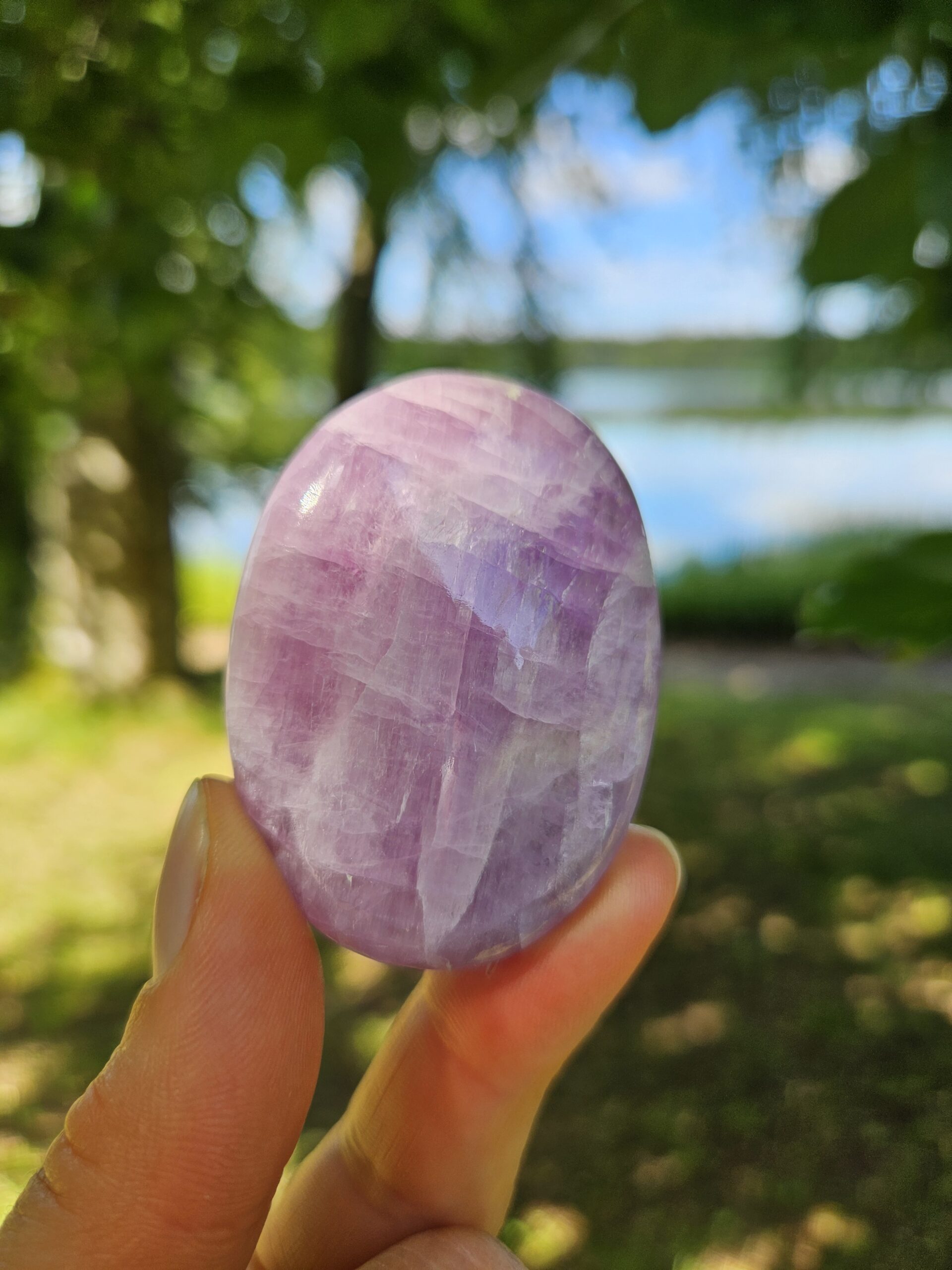 Poleret kunzit palmstone, med blide lyserøde nuancer, fremmer kærlighed, selvkærlighed og indre fred. Perfekt til at åbne hjertechakraet og tiltrække positiv energi.