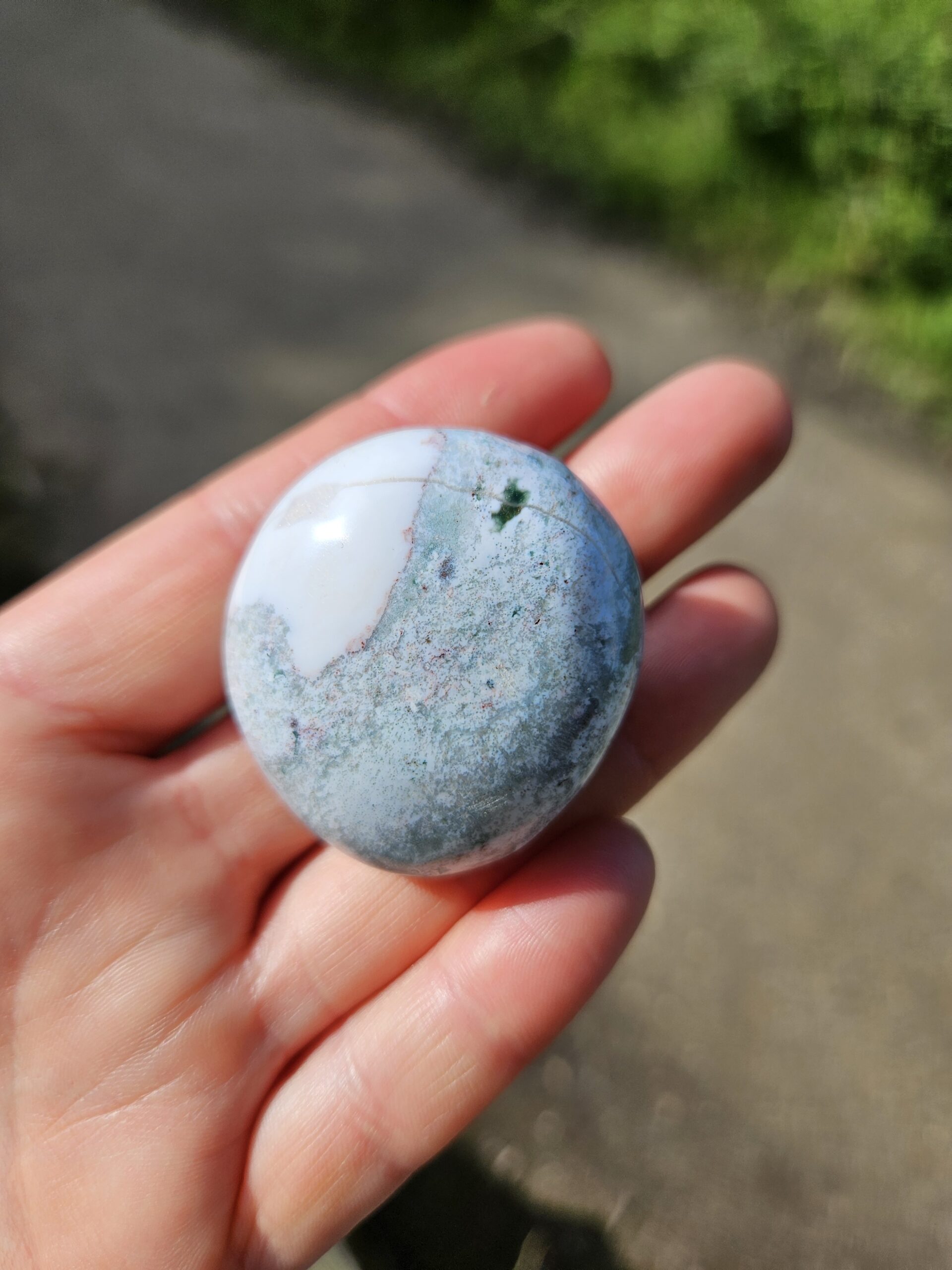 Ocean Jaspis palmstone med smukke nuancer af blå og grøn, der symboliserer ro og balance, perfekt til meditation og åndelig udvikling.