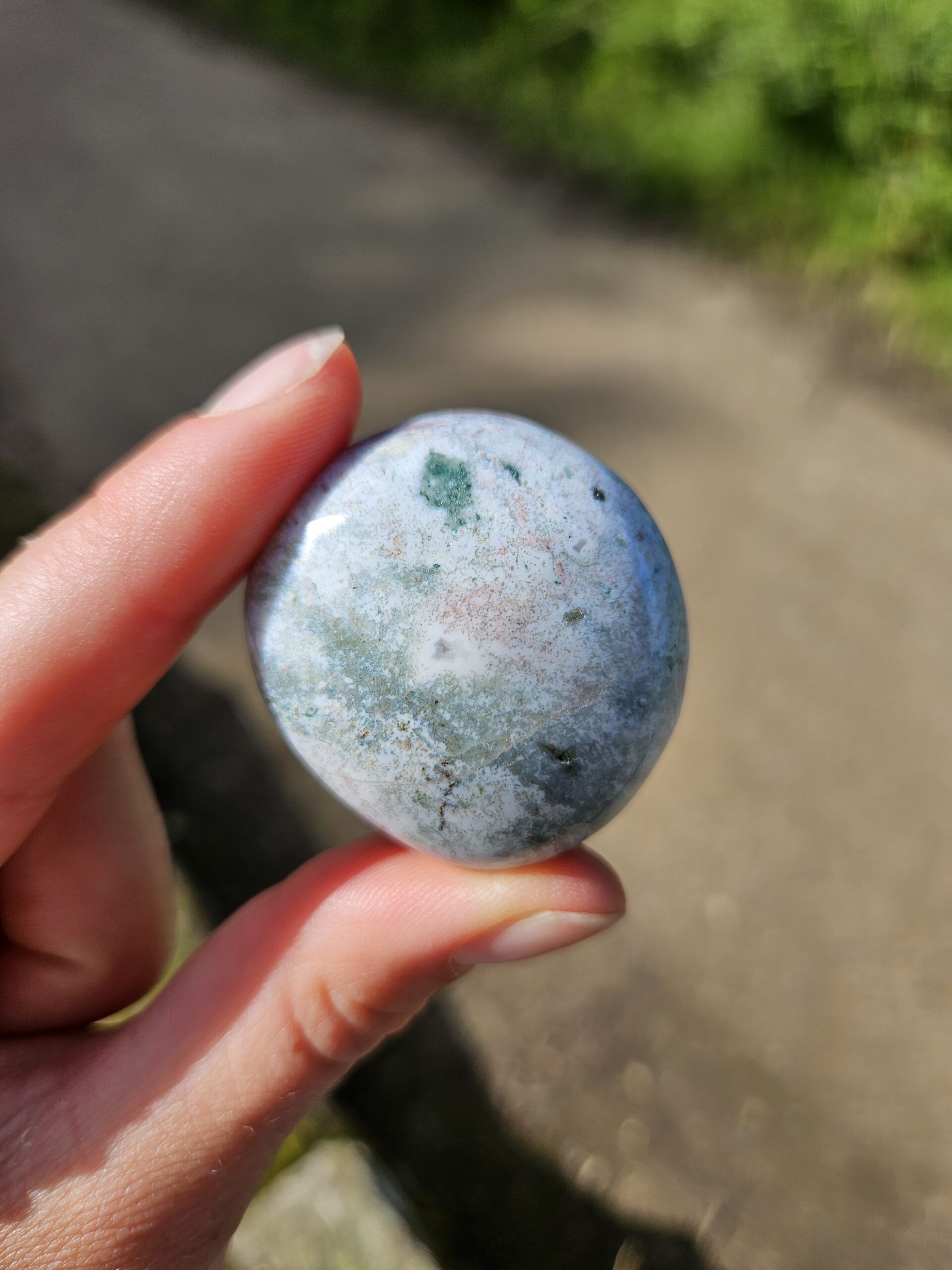 Ocean Jaspis palmstone med smukke nuancer af blå og grøn, der symboliserer ro og balance, perfekt til meditation og åndelig udvikling.