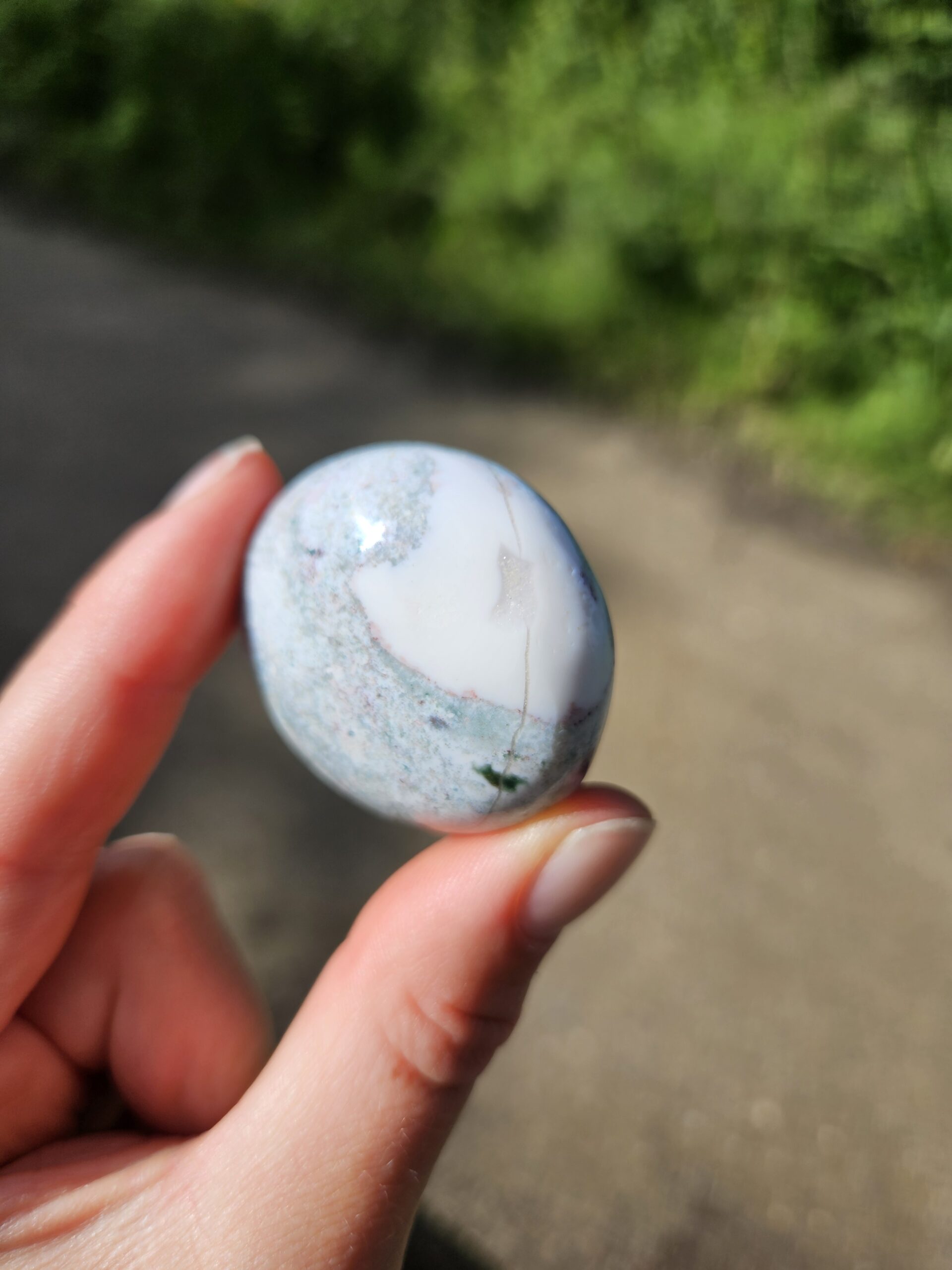 Ocean Jaspis palmstone med smukke nuancer af blå og grøn, der symboliserer ro og balance, perfekt til meditation og åndelig udvikling.