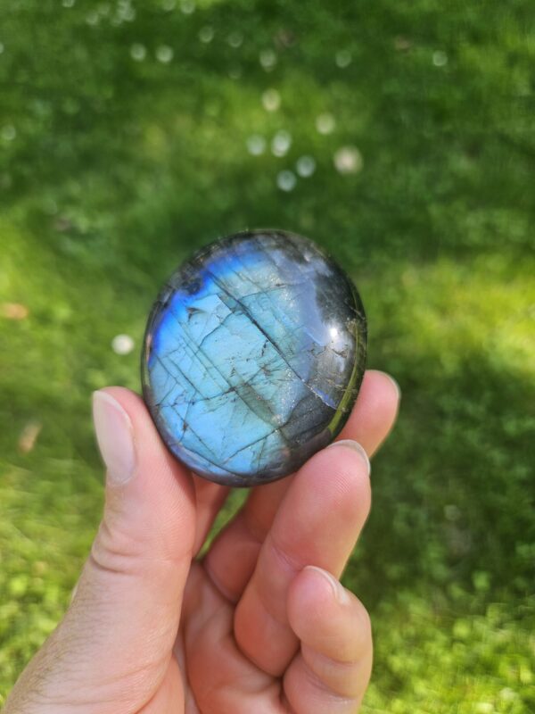 Labradorit palmstone med smukt farvespil i blå og grøn. Denne krystal støtter transformation, beskytter mod negativ energi og fremmer intuition, selvbevidsthed og indre ro. Perfekt til at åbne sindet for nye muligheder.