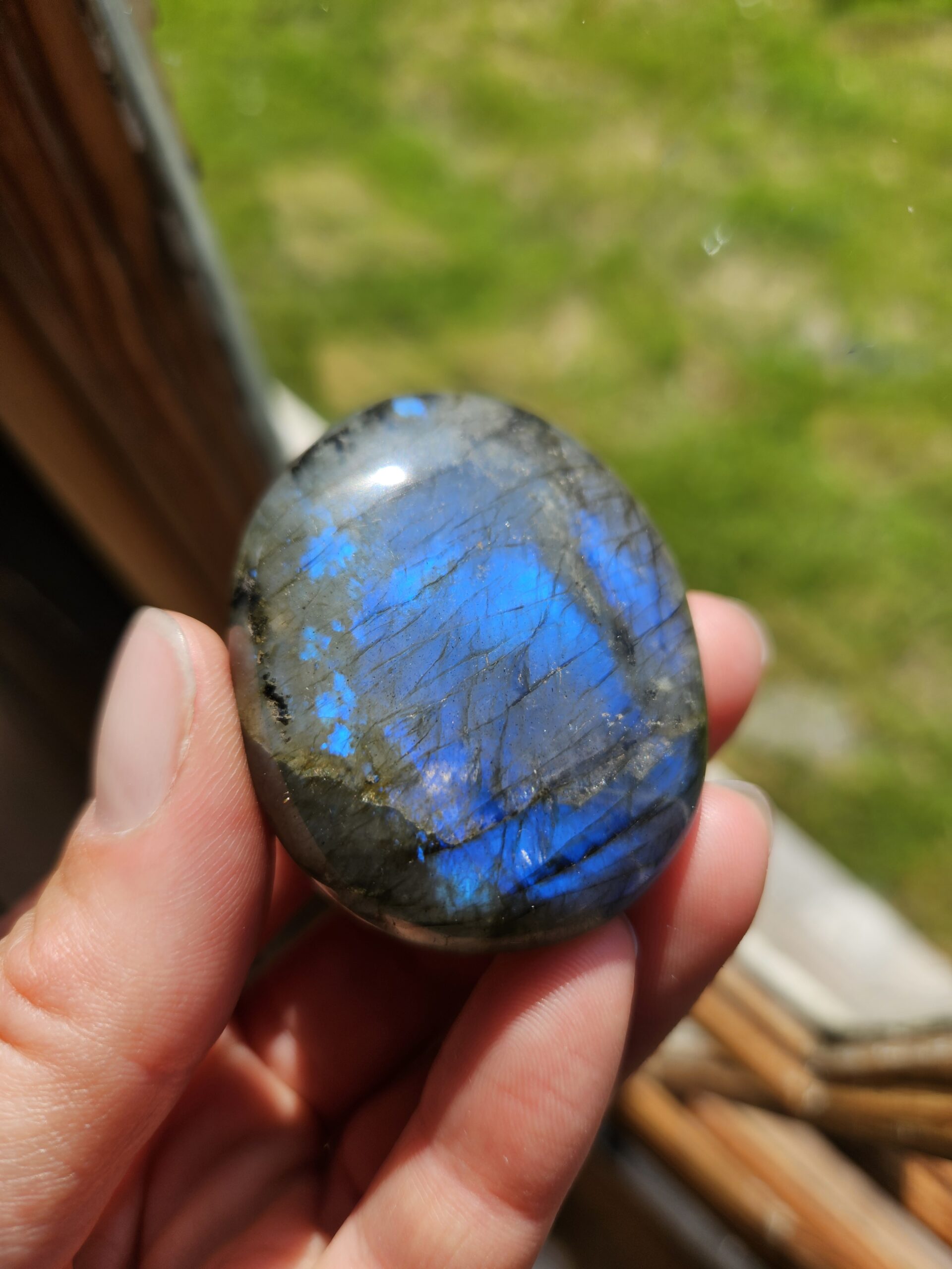 Labradorit palmstone med smukt farvespil i blå og grøn. Denne krystal støtter transformation, beskytter mod negativ energi og fremmer intuition, selvbevidsthed og indre ro. Perfekt til at åbne sindet for nye muligheder.