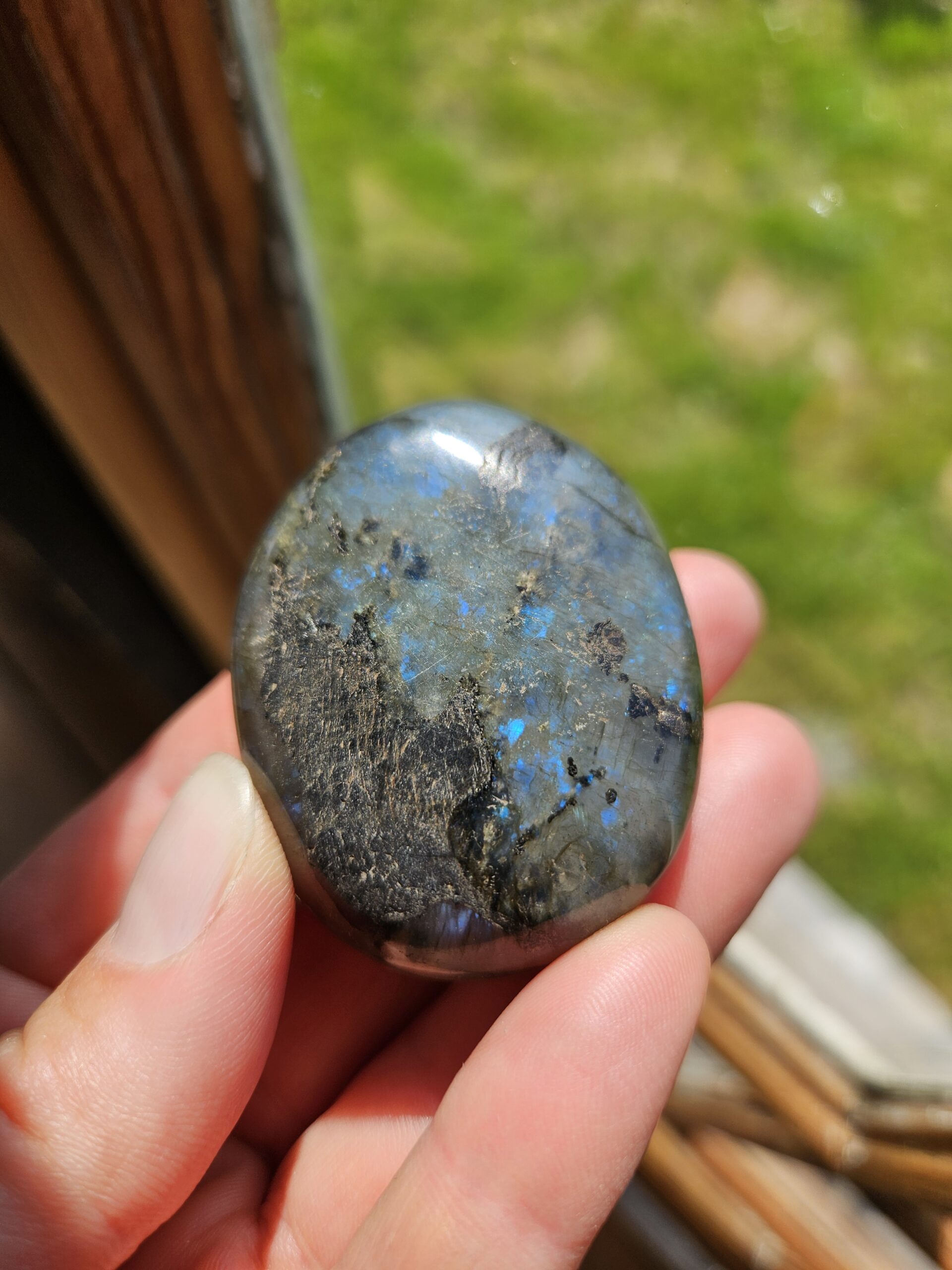 Labradorit palmstone med smukt farvespil i blå og grøn. Denne krystal støtter transformation, beskytter mod negativ energi og fremmer intuition, selvbevidsthed og indre ro. Perfekt til at åbne sindet for nye muligheder.