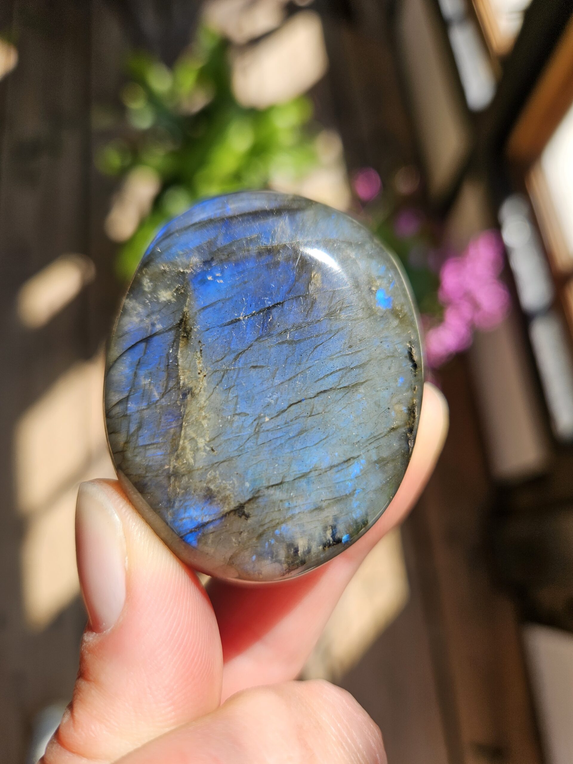 Labradorit palmstone med smukt farvespil i blå og grøn. Denne krystal støtter transformation, beskytter mod negativ energi og fremmer intuition, selvbevidsthed og indre ro. Perfekt til at åbne sindet for nye muligheder.