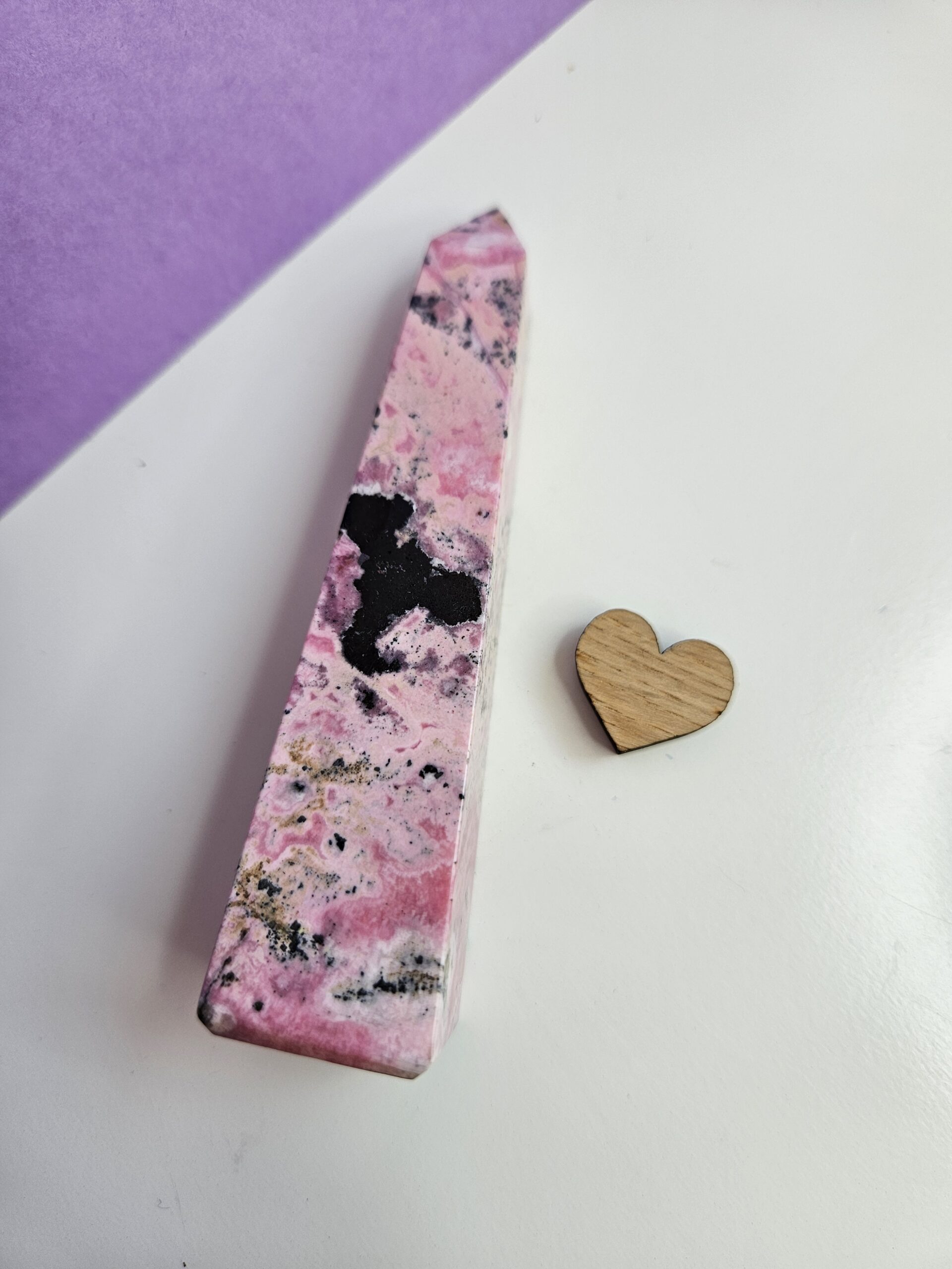 Poleret rhodochrosit tårn, kendt for sin hjerte-healende energi. Denne krystal fremmer kærlighed, medfølelse og følelsesmæssig balance, perfekt til at skabe harmoni i dit liv.