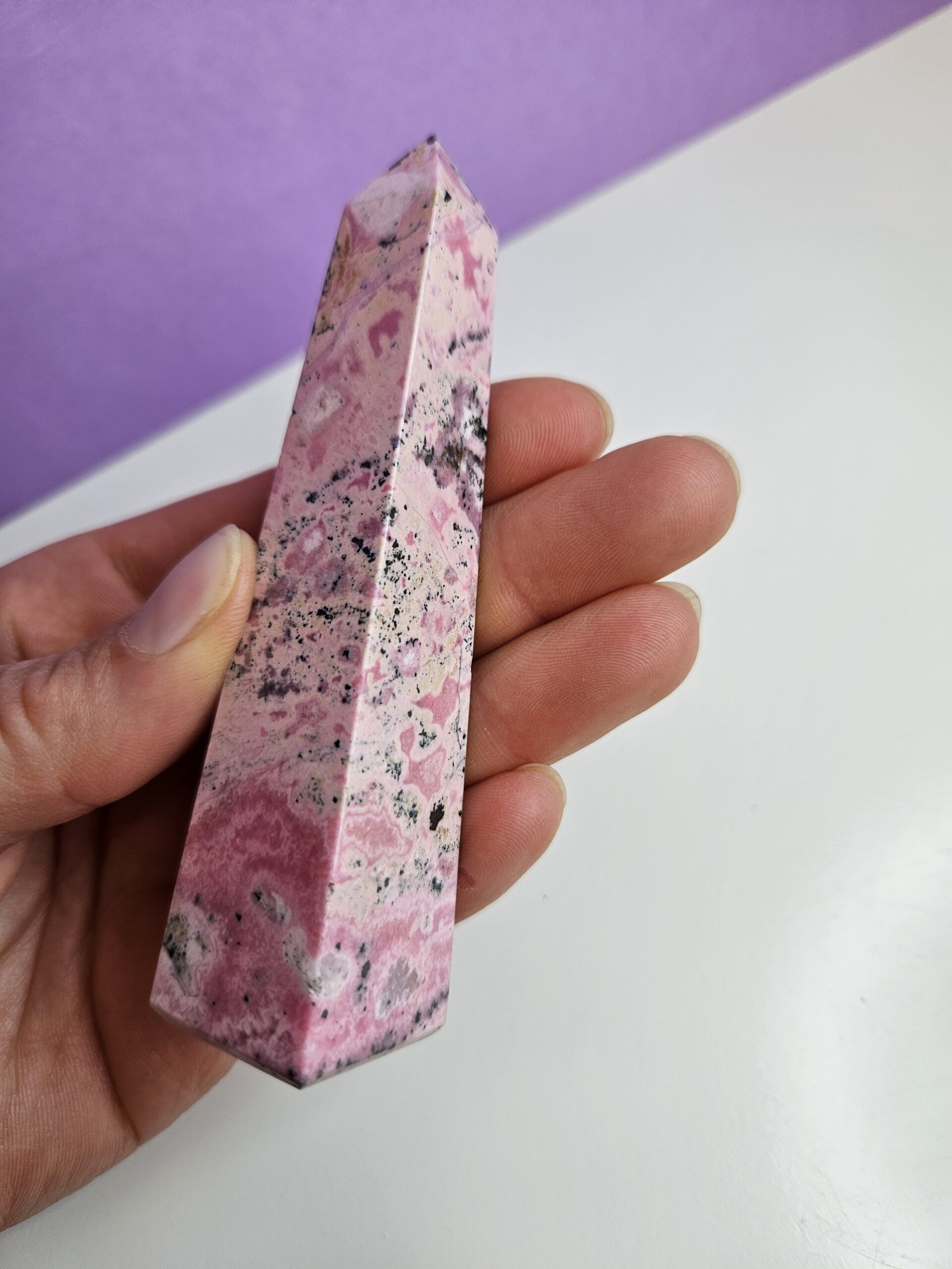 Poleret rhodochrosit tårn, kendt for sin hjerte-healende energi. Denne krystal fremmer kærlighed, medfølelse og følelsesmæssig balance, perfekt til at skabe harmoni i dit liv.