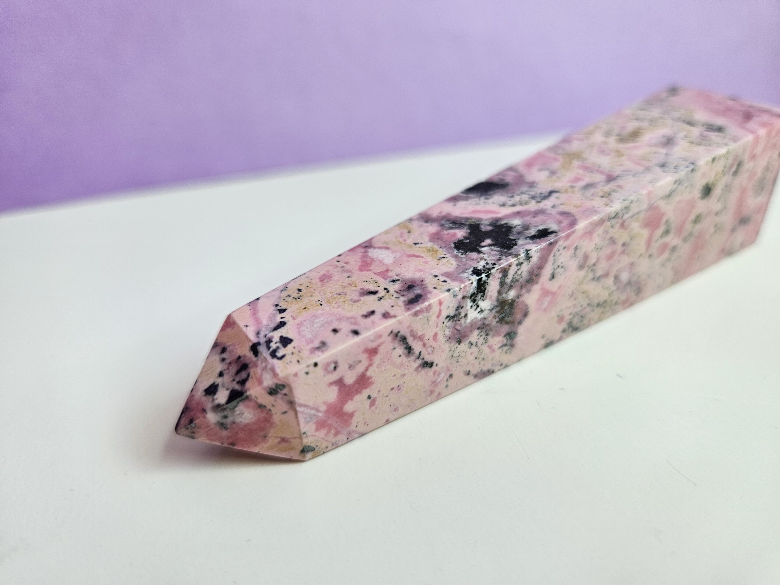 Poleret rhodochrosit tårn, kendt for sin hjerte-healende energi. Denne krystal fremmer kærlighed, medfølelse og følelsesmæssig balance, perfekt til at skabe harmoni i dit liv.