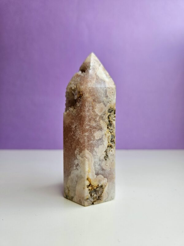 Poleret pink ametyst tårn, der fremmer kærlighed, fred og følelsesmæssig heling. Denne smukke krystal åbner hjertet for både selvkærlighed og kærlighed til andre og skaber en beroligende atmosfære. Ideel til meditation og ro.