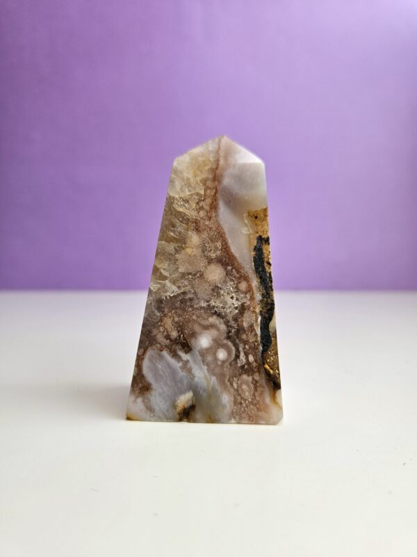 Lille blomsteragat tårn med delikate mønstre i bløde farver. Denne krystal fremmer harmoni, følelsesmæssig heling og åbner hjertet for kærlighed og medfølelse. Ideel til positivitet og balance i dit liv.