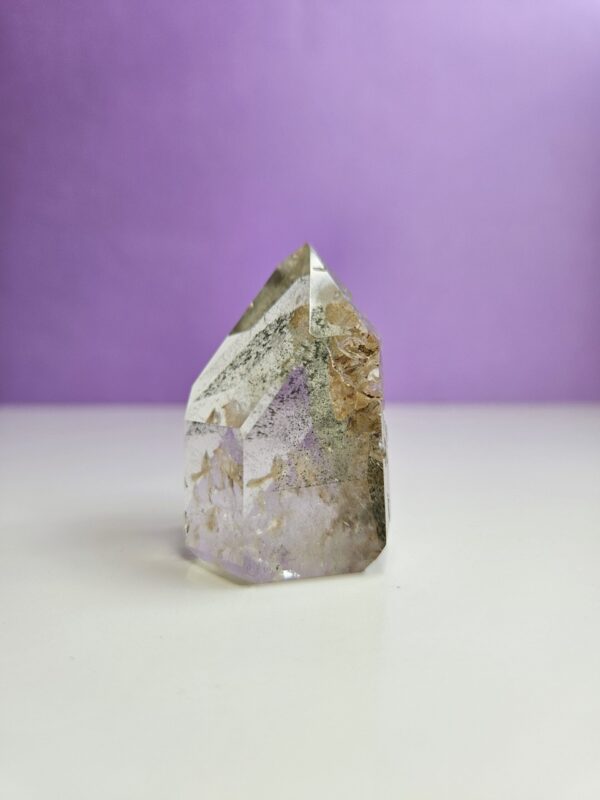 Lille garden quartz tårn med smukke, naturlige indlejrede elementer, som skaber en følelse af ro og jordforbindelse. Fremmer healing, balance og indre klarhed.