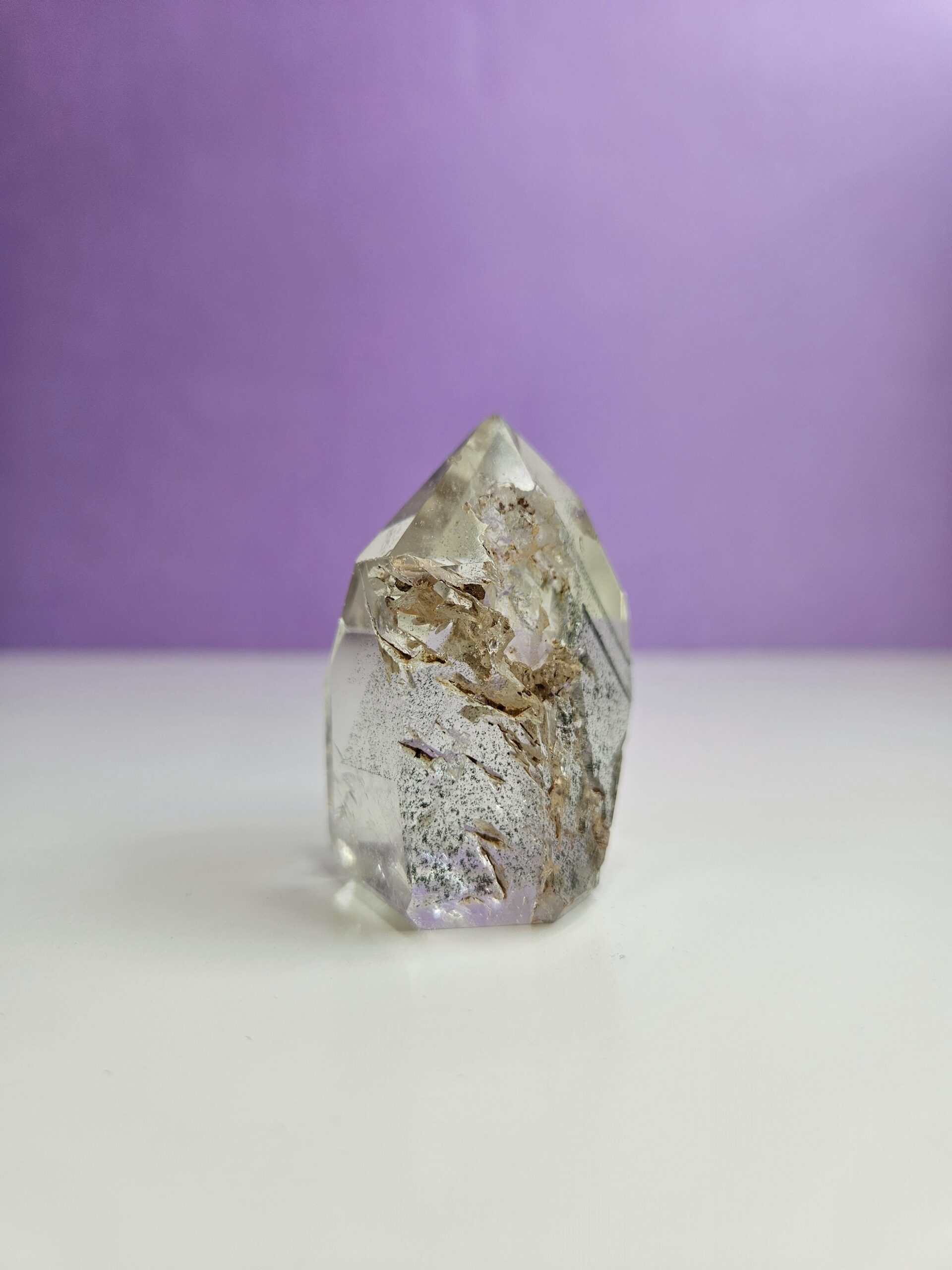 Lille garden quartz tårn med smukke, naturlige indlejrede elementer, som skaber en følelse af ro og jordforbindelse. Fremmer healing, balance og indre klarhed.