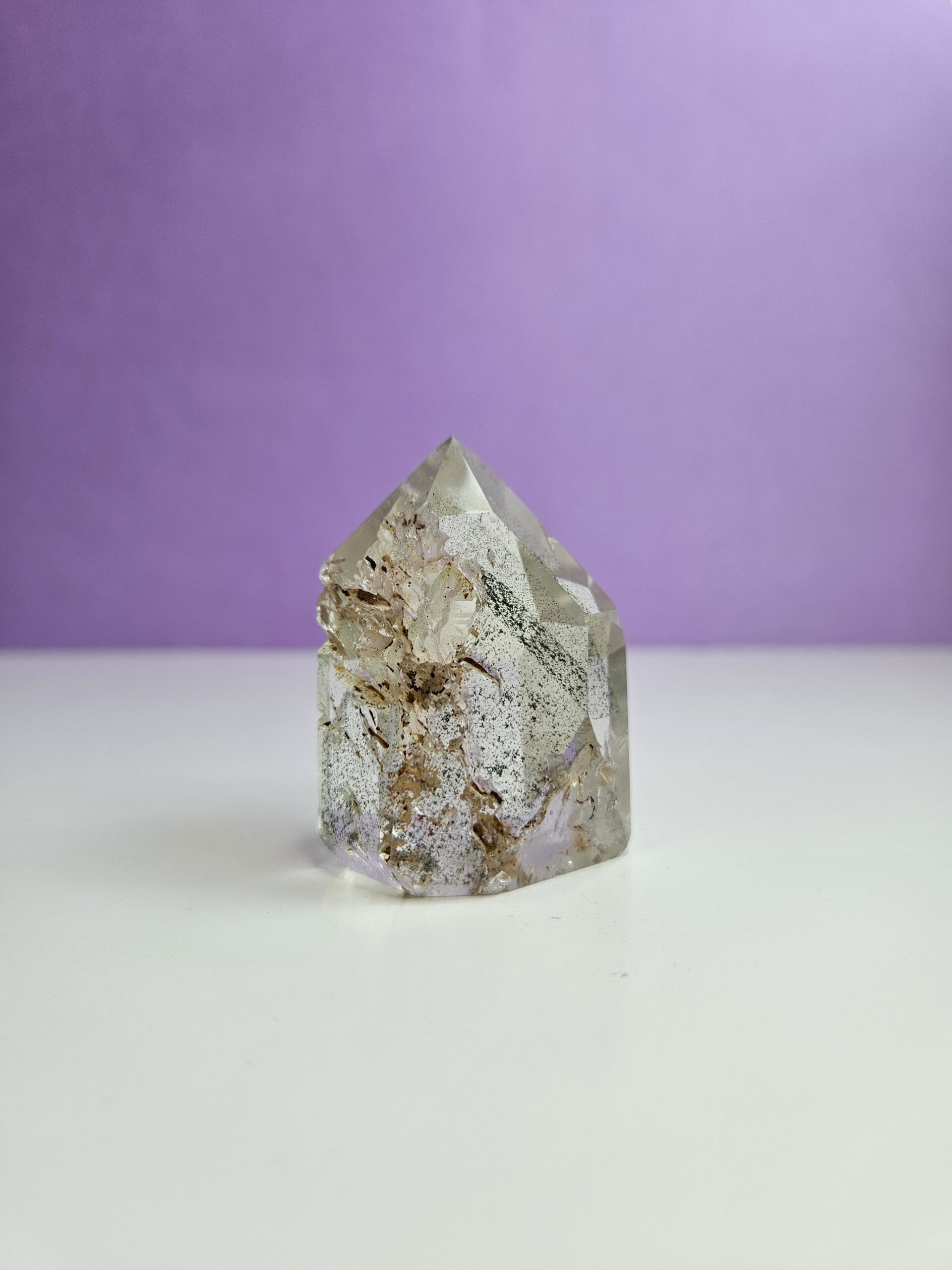 Lille garden quartz tårn med smukke, naturlige indlejrede elementer, som skaber en følelse af ro og jordforbindelse. Fremmer healing, balance og indre klarhed.