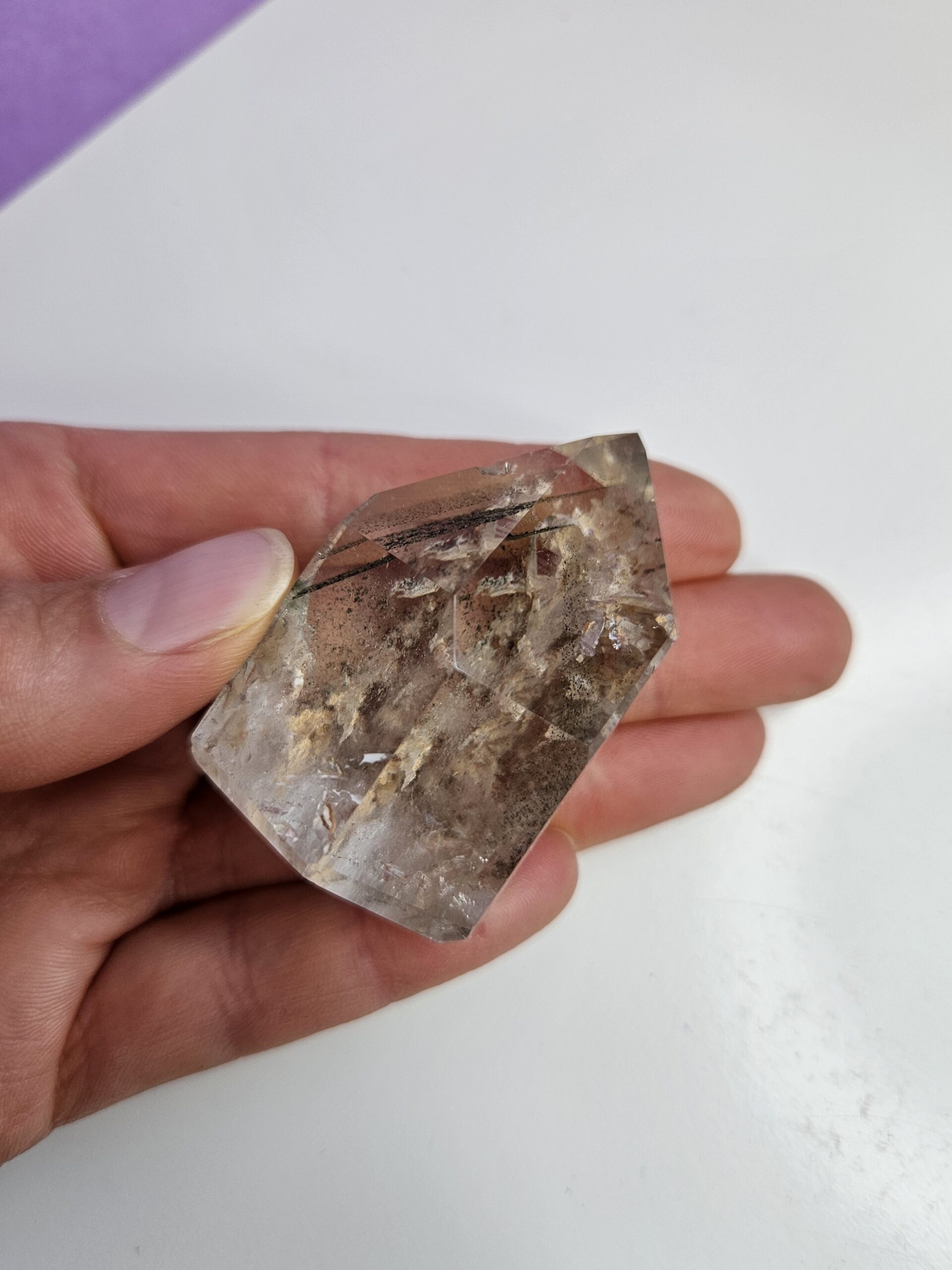 Lille garden quartz tårn med smukke, naturlige indlejrede elementer, som skaber en følelse af ro og jordforbindelse. Fremmer healing, balance og indre klarhed.