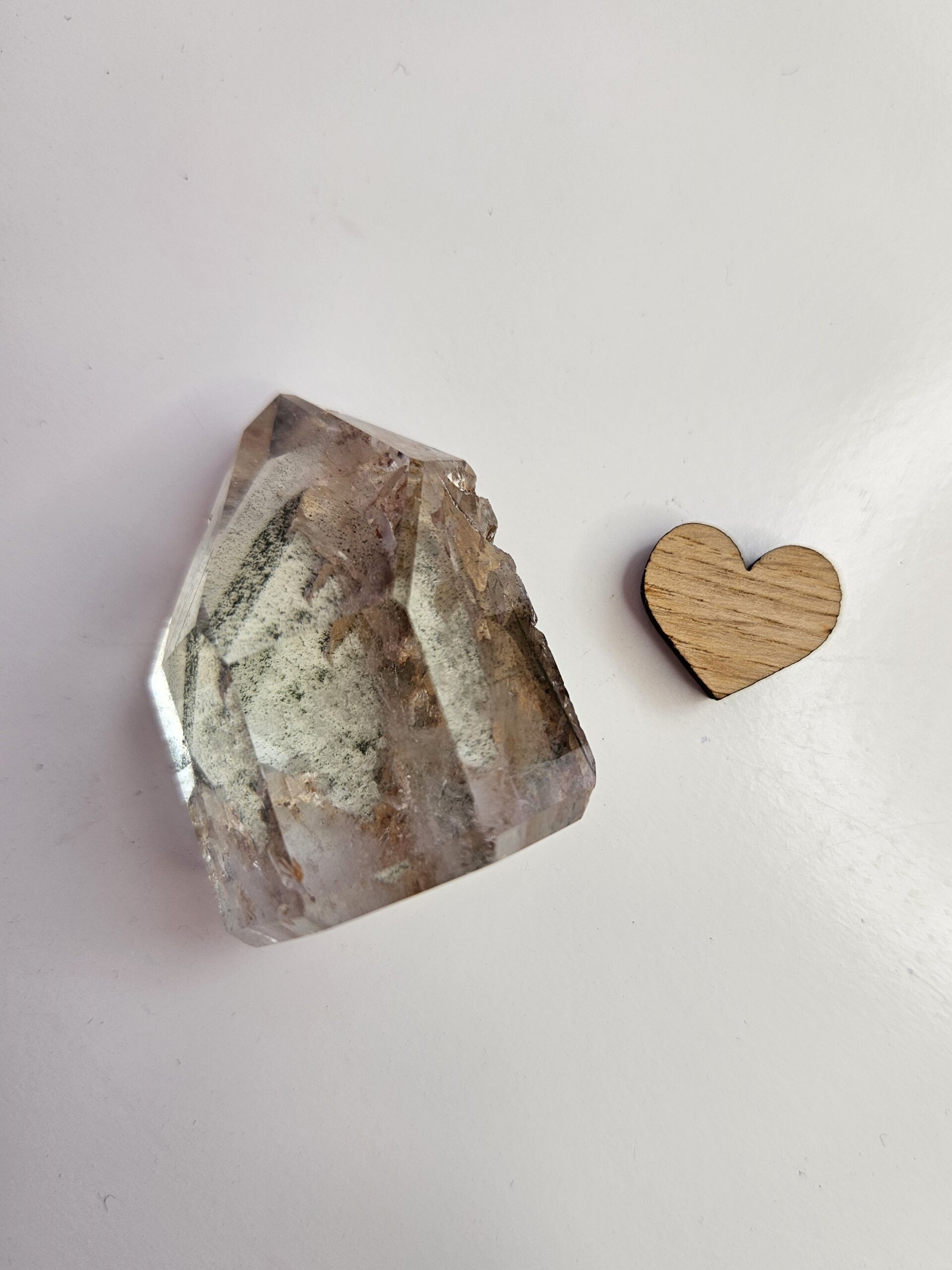 Lille garden quartz tårn med smukke, naturlige indlejrede elementer, som skaber en følelse af ro og jordforbindelse. Fremmer healing, balance og indre klarhed.