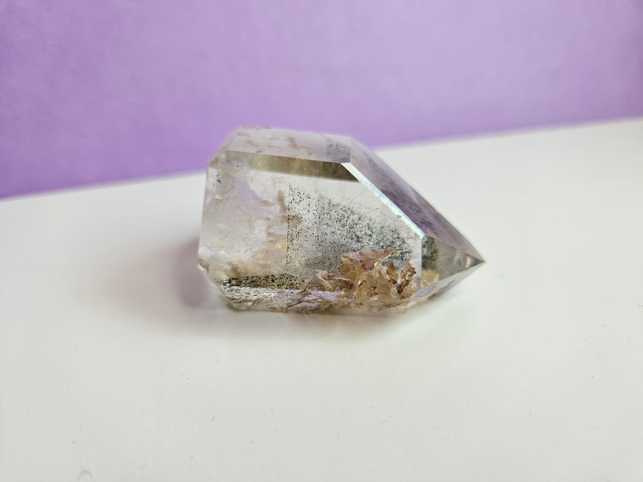Lille garden quartz tårn med smukke, naturlige indlejrede elementer, som skaber en følelse af ro og jordforbindelse. Fremmer healing, balance og indre klarhed.