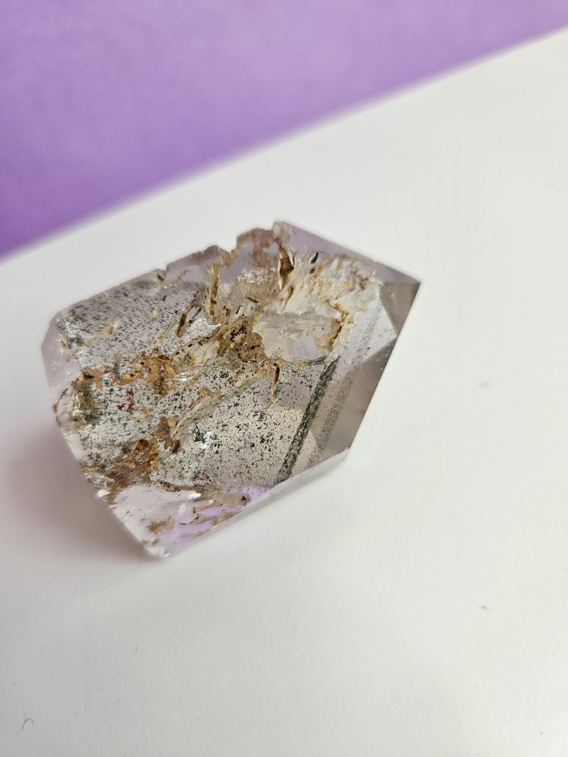 Lille garden quartz tårn med smukke, naturlige indlejrede elementer, som skaber en følelse af ro og jordforbindelse. Fremmer healing, balance og indre klarhed.