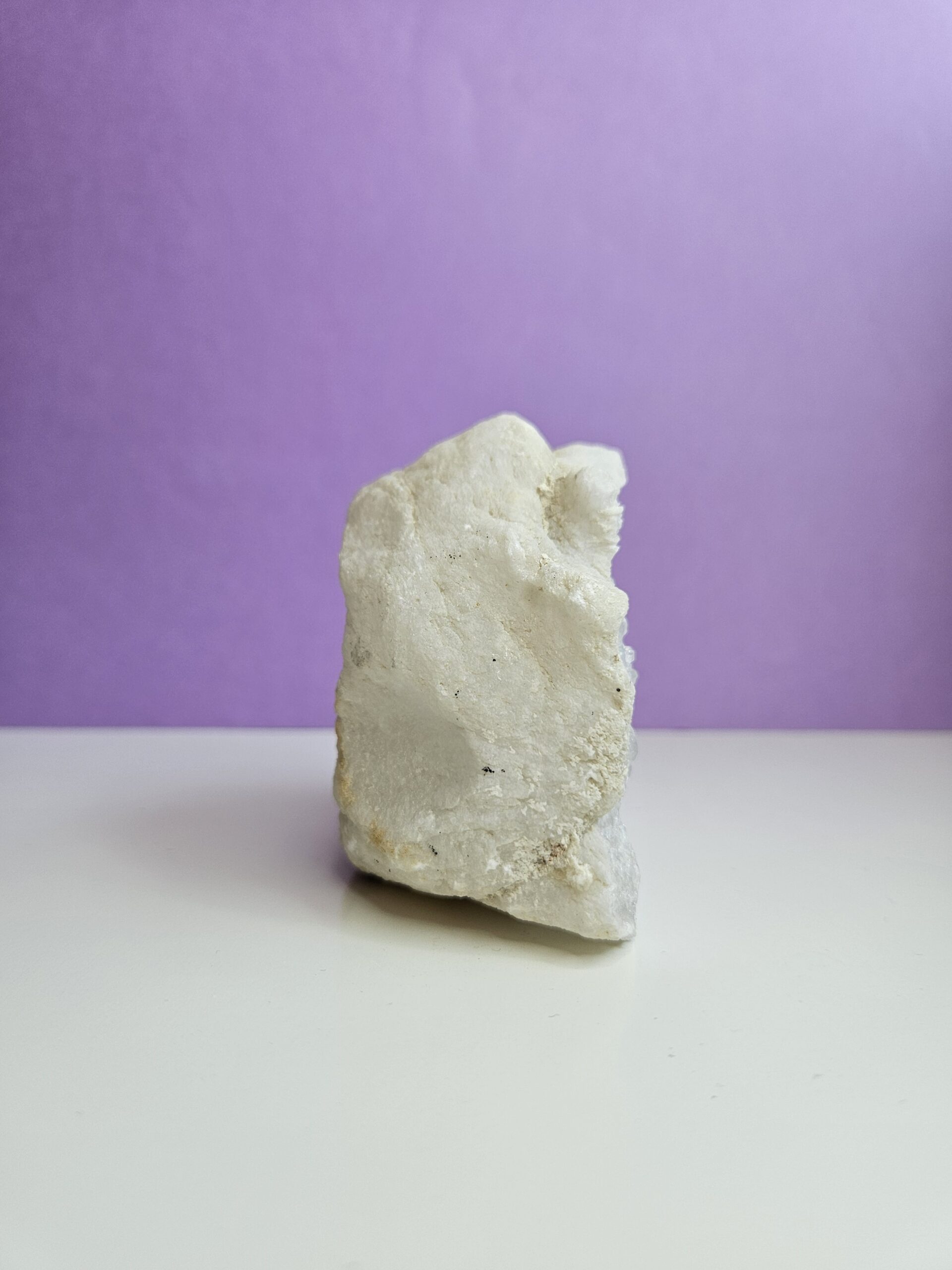 En kvarts geode med smukke, glitrende krystaller, der spreder lys og positiv energi. Denne krystal hjælper med at rense sindet, øge klarheden og fremme indre ro. Ideel til meditation og energiarbejde.