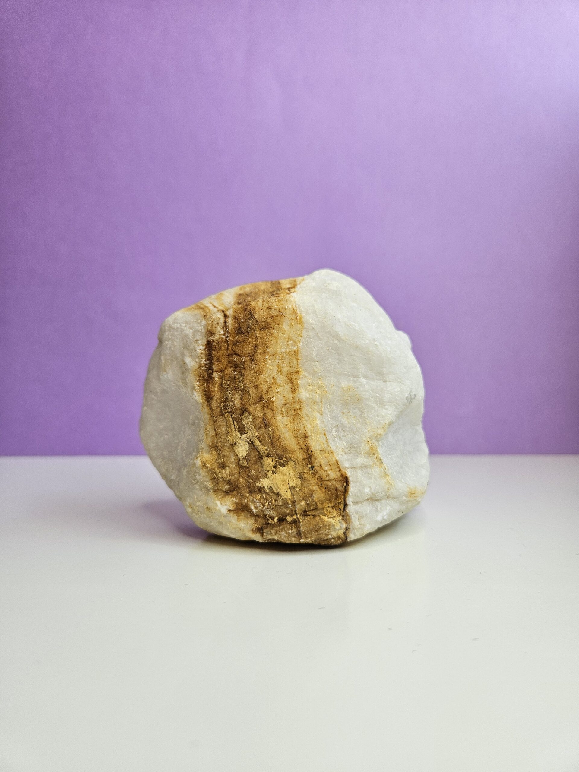 En kvarts geode med smukke, glitrende krystaller, der spreder lys og positiv energi. Denne krystal hjælper med at rense sindet, øge klarheden og fremme indre ro. Ideel til meditation og energiarbejde.