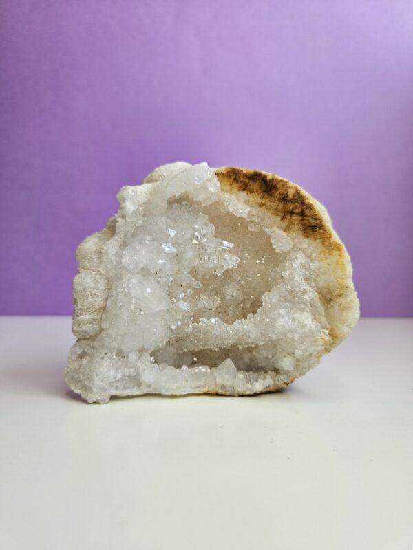 En kvarts geode med smukke, glitrende krystaller, der spreder lys og positiv energi. Denne krystal hjælper med at rense sindet, øge klarheden og fremme indre ro. Ideel til meditation og energiarbejde.