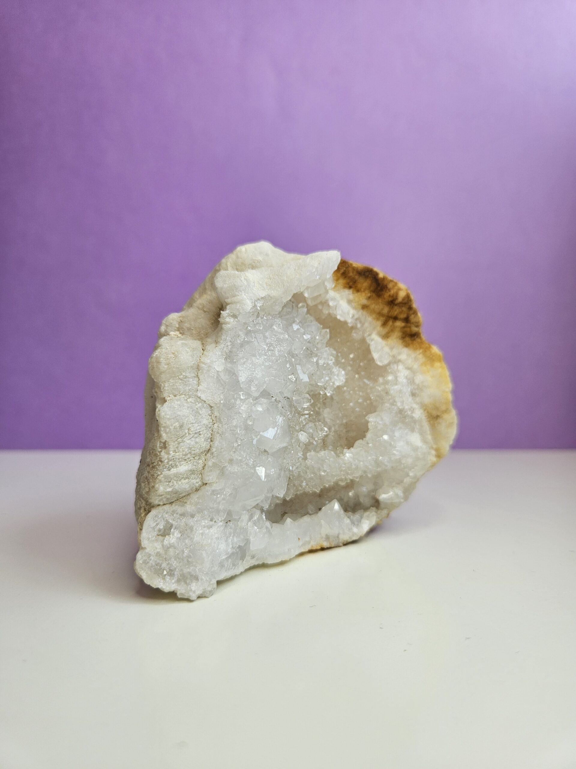 En kvarts geode med smukke, glitrende krystaller, der spreder lys og positiv energi. Denne krystal hjælper med at rense sindet, øge klarheden og fremme indre ro. Ideel til meditation og energiarbejde.