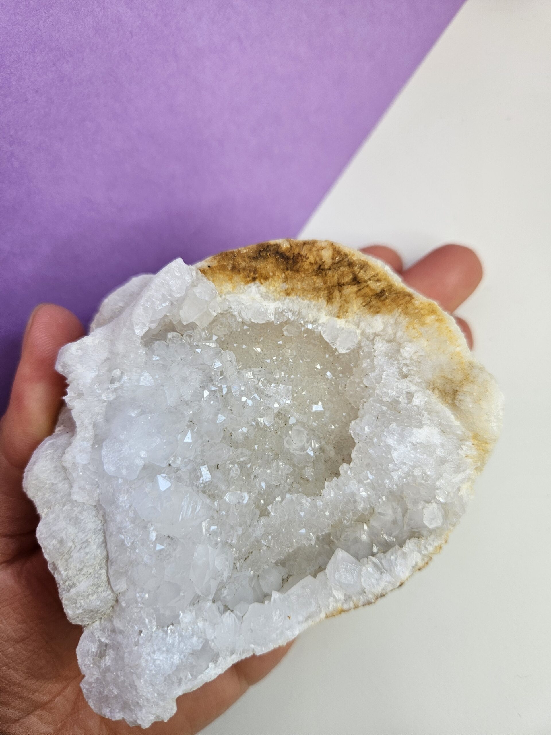 En kvarts geode med smukke, glitrende krystaller, der spreder lys og positiv energi. Denne krystal hjælper med at rense sindet, øge klarheden og fremme indre ro. Ideel til meditation og energiarbejde.
