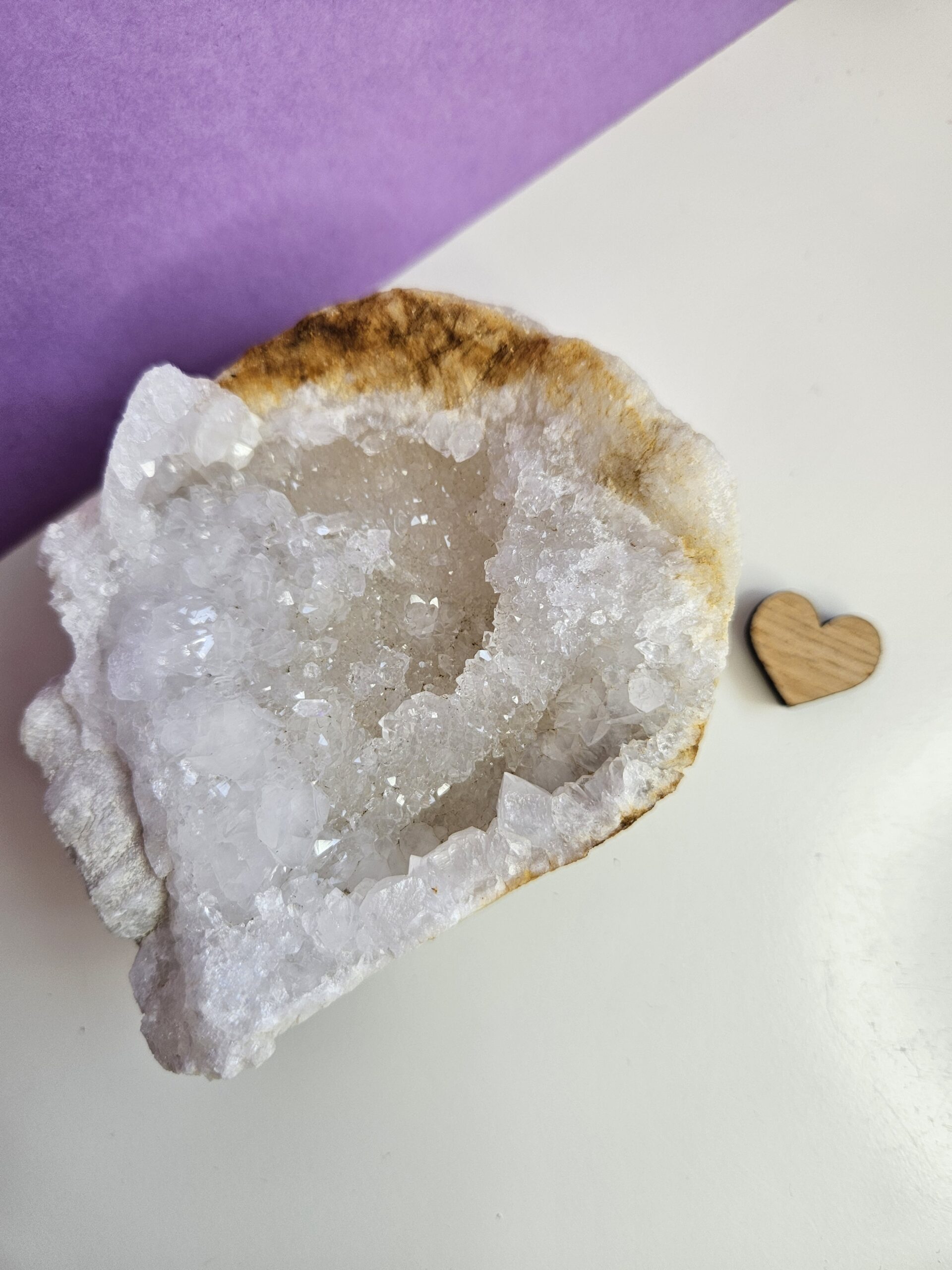 En kvarts geode med smukke, glitrende krystaller, der spreder lys og positiv energi. Denne krystal hjælper med at rense sindet, øge klarheden og fremme indre ro. Ideel til meditation og energiarbejde.