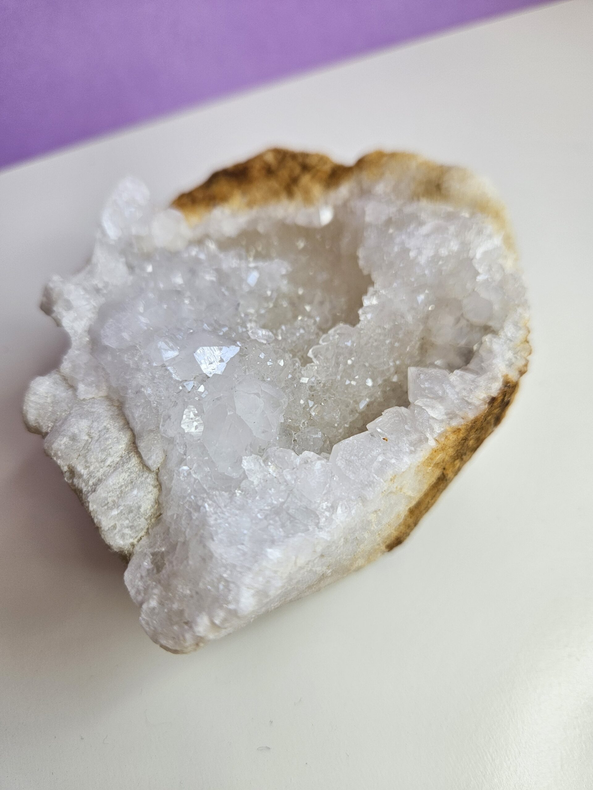 En kvarts geode med smukke, glitrende krystaller, der spreder lys og positiv energi. Denne krystal hjælper med at rense sindet, øge klarheden og fremme indre ro. Ideel til meditation og energiarbejde.