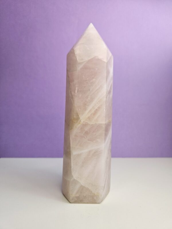 Stort rosakvarts tårn, poleret, med smukke bløde pink nuancer, kendt for at fremme kærlighed, selvkærlighed og indre fred.