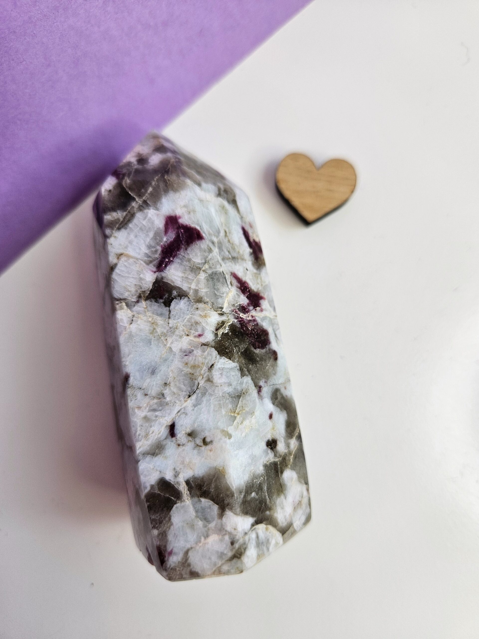Rubellit tårn med intense røde og pink nuancer, der fremmer passion, kærlighed og følelsesmæssig balance. Den styrker hjertet, selvtilliden og åbner op for harmoni i relationer.