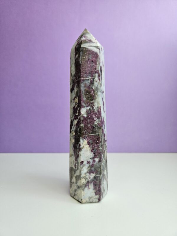 Rubellit tårn med intense røde og pink nuancer, der fremmer passion, kærlighed og følelsesmæssig balance. Den styrker hjertet, selvtilliden og åbner op for harmoni i relationer.