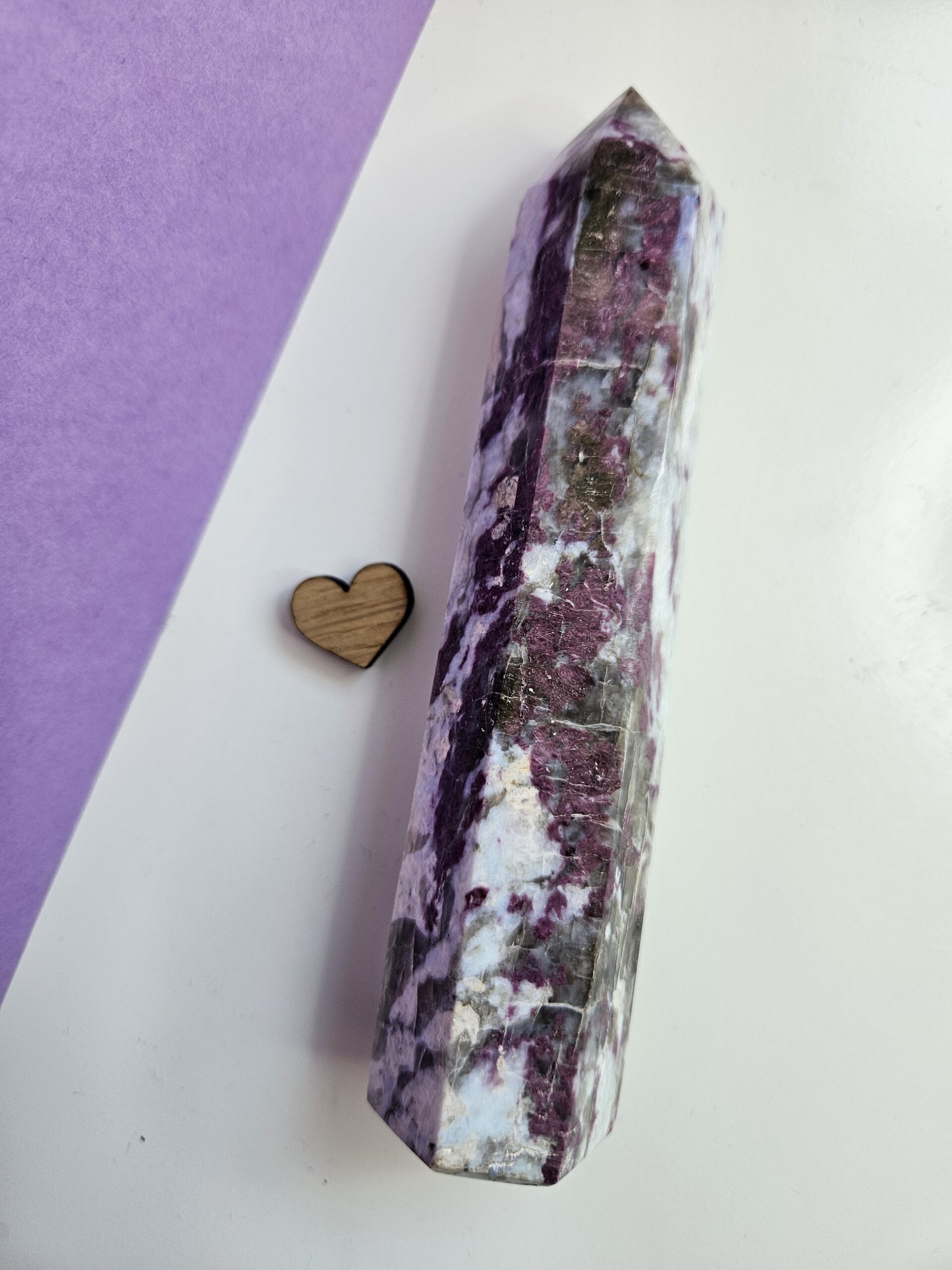 Rubellit tårn med intense røde og pink nuancer, der fremmer passion, kærlighed og følelsesmæssig balance. Den styrker hjertet, selvtilliden og åbner op for harmoni i relationer.
