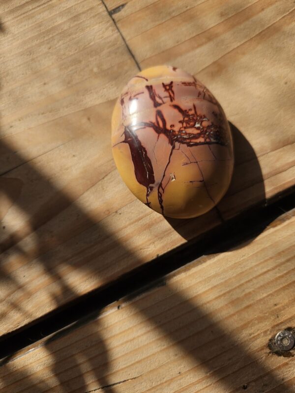 Poleret mookait palmstone, en smuk og farverig krystal, der udstråler energi af styrke og balance. Mookait siges at fremme personlig vækst, beslutsomhed og mod til at tage beslutninger, mens den samtidig bringer en følelse af ro og stabilitet. Perfekt til at have med sig i hverdagen.