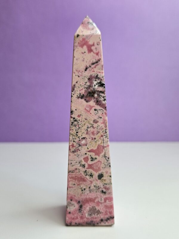 Poleret rhodochrosit tårn, kendt for sin hjerte-healende energi. Denne krystal fremmer kærlighed, medfølelse og følelsesmæssig balance, perfekt til at skabe harmoni i dit liv.