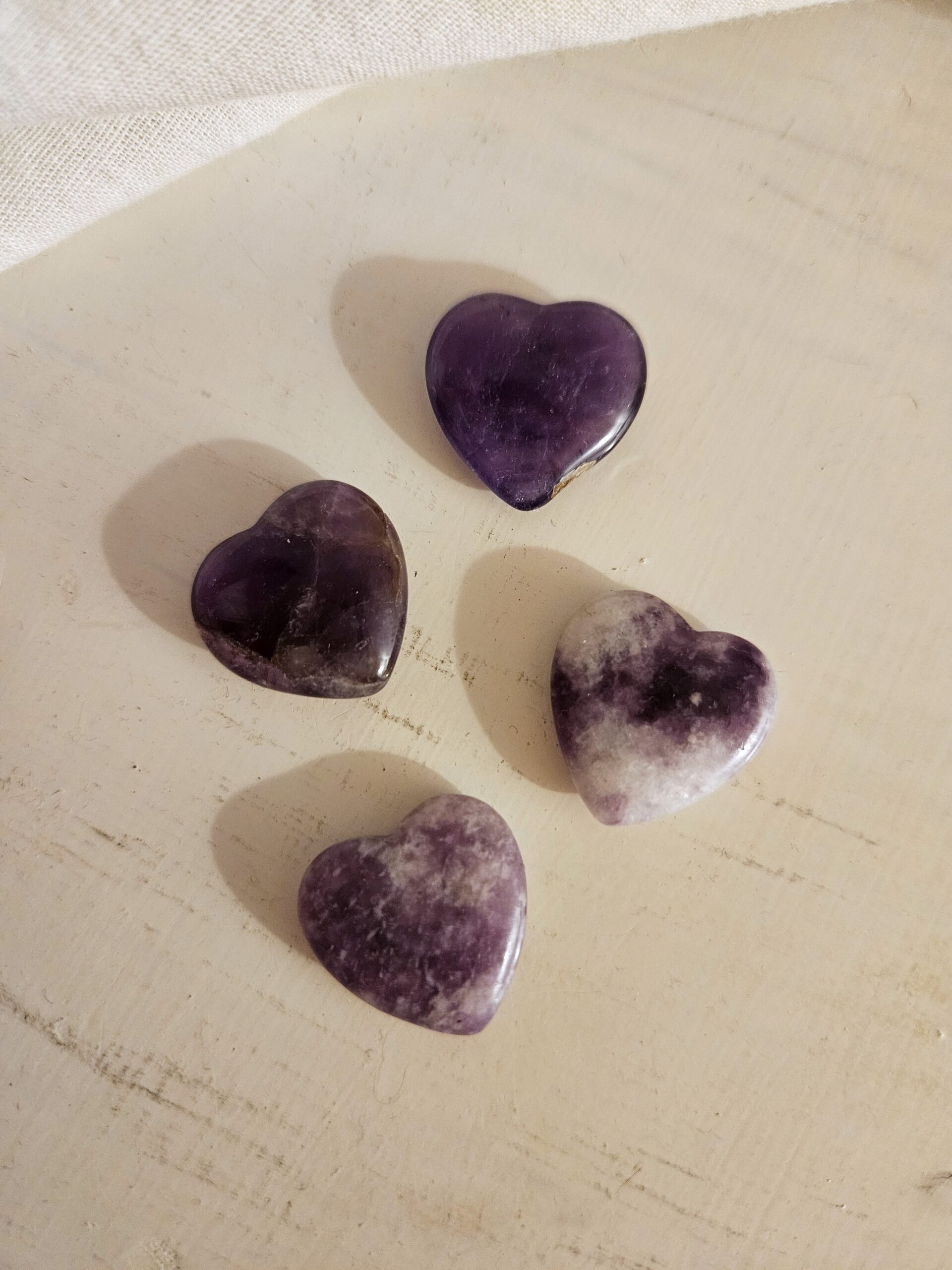 Små ametysthjerter med dybe lilla nuancer, perfekte som symbolske gaver eller til at bringe ro og klarhed ind i hverdagen.