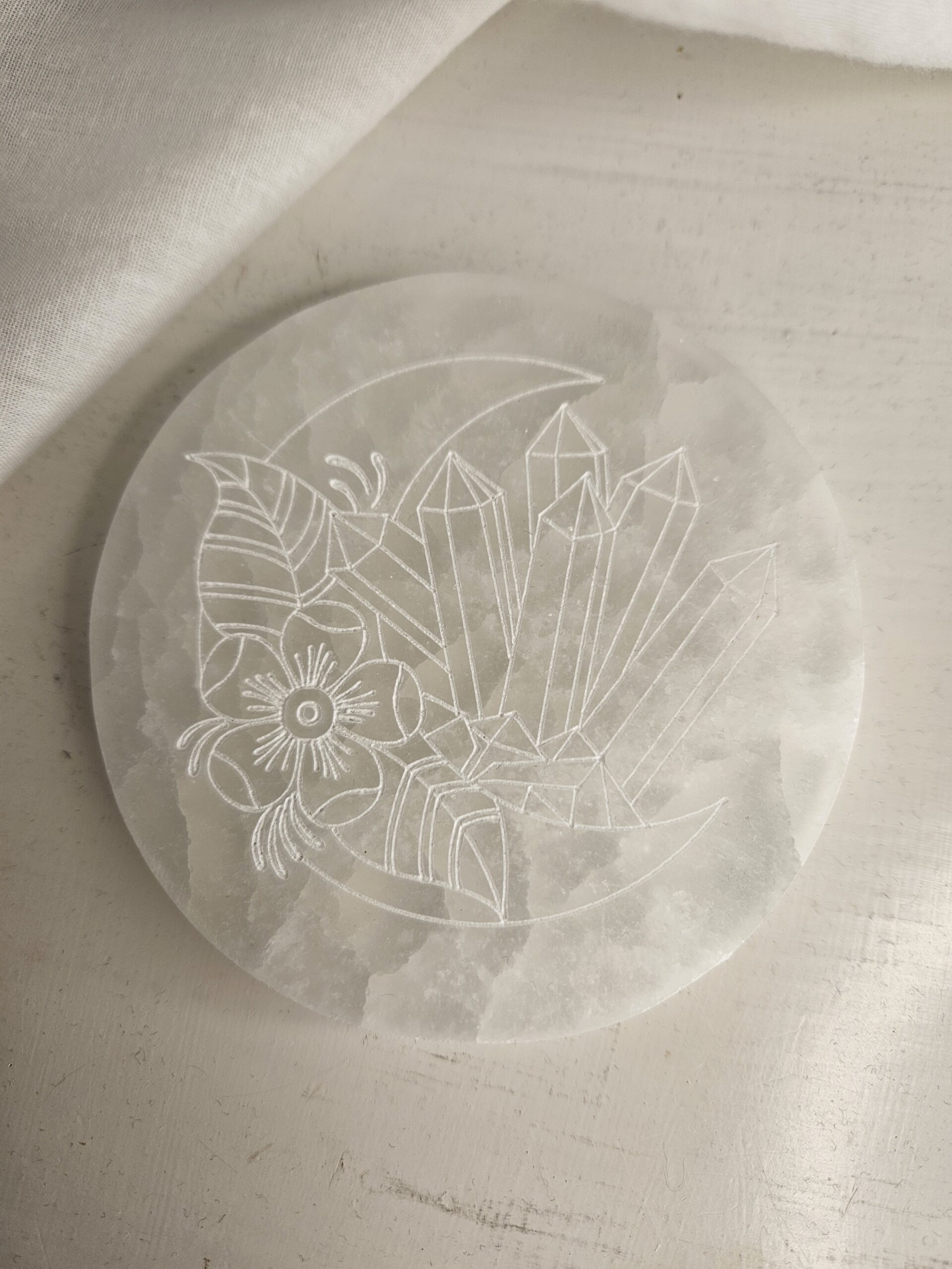 Poleret selenit plade med krystal, blomst og måne design, ideel til rensning af krystaller og fjernelse af negativ energi.
