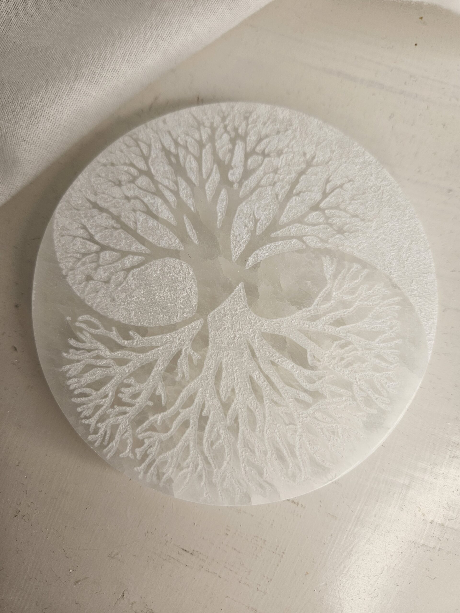 Poleret selenit plade med livets træ som yin/yang symbol, ideel til rensning af krystaller og fjernelse af negativ energi.