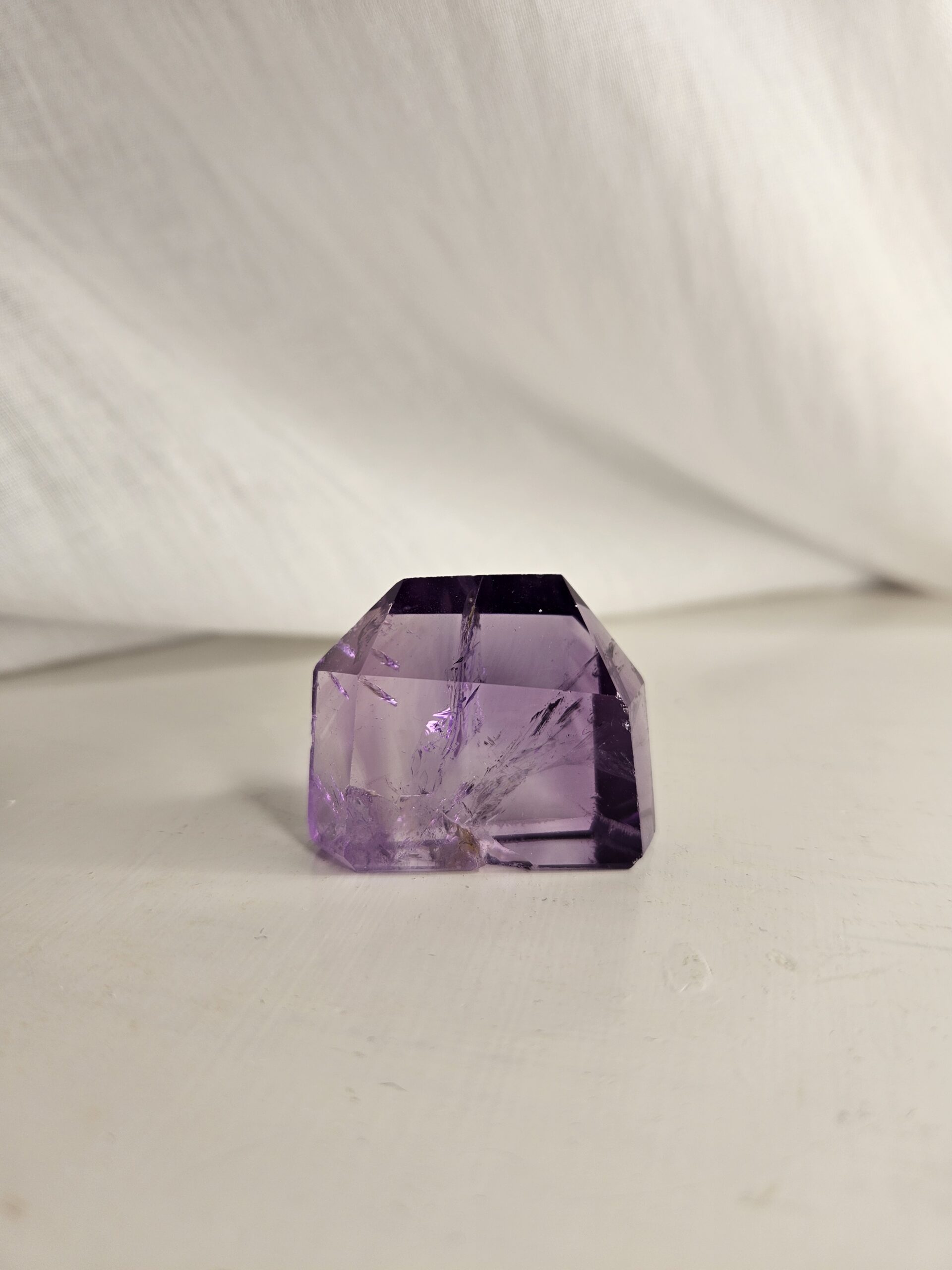 Lille klart ametysttårn i høj kvalitet, der udstråler indre ro og klarhed med sine glitrende lilla nuancer og naturlige elegance.