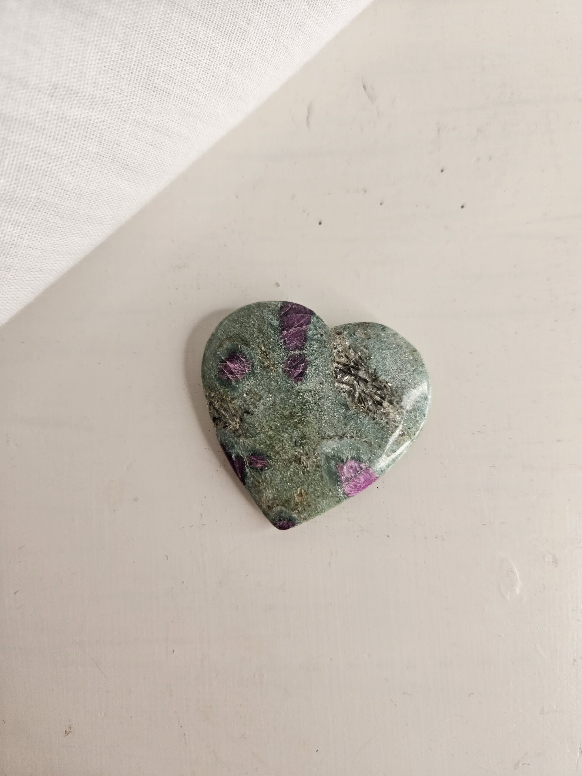 Poleret Rubin Fuchsit hjerte, en smuk kombination af rubinens passion og fuchsitens beroligende energi. Denne krystal styrker hjertet, fremmer følelsesmæssig heling og hjælper med at åbne op for kærlighed, både til dig selv og andre.