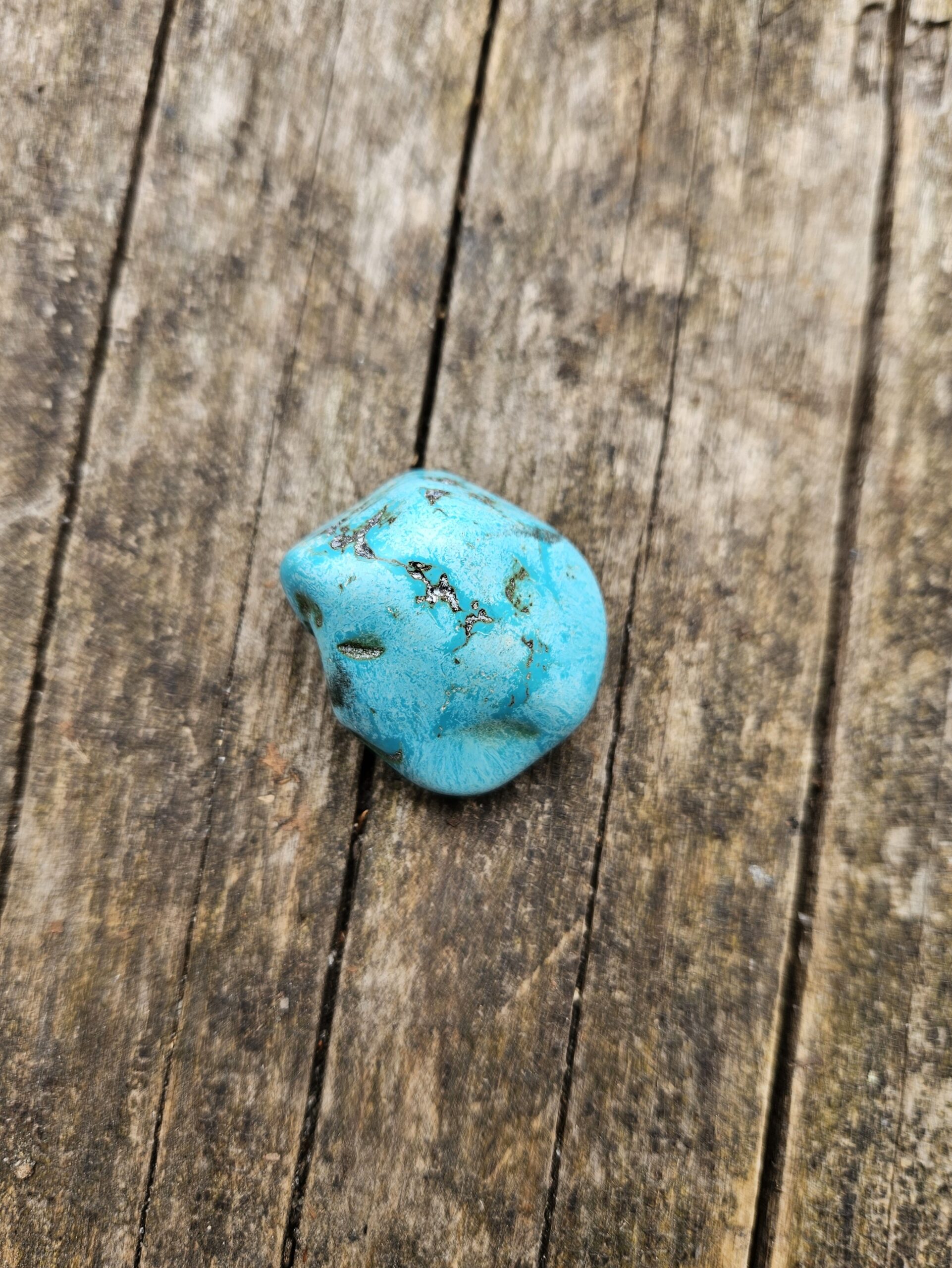 Turkis lommesten, kendt for sin beroligende energi og evne til at fremme klar kommunikation. Denne krystal hjælper med at åbne halschakraet, støtte selvudfoldelse og beskytte mod negativ energi, samtidig med at den styrker forbindelsen til vores indre visdom.