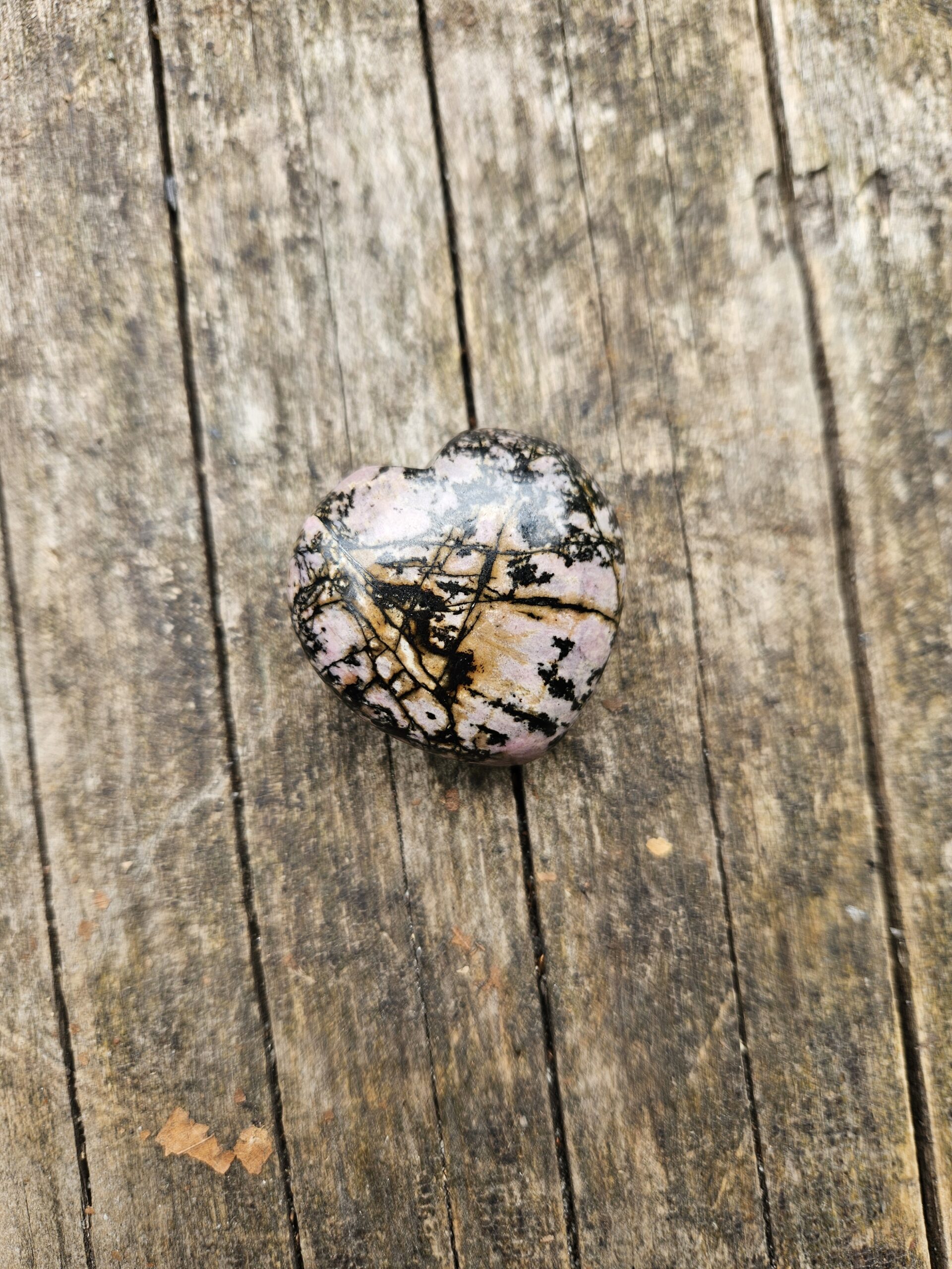 Poleret rhodonit hjerte, der symboliserer kærlighed og healing, hjælper med følelsesmæssig balance og fremmer tilgivelse og selvkærlighed.