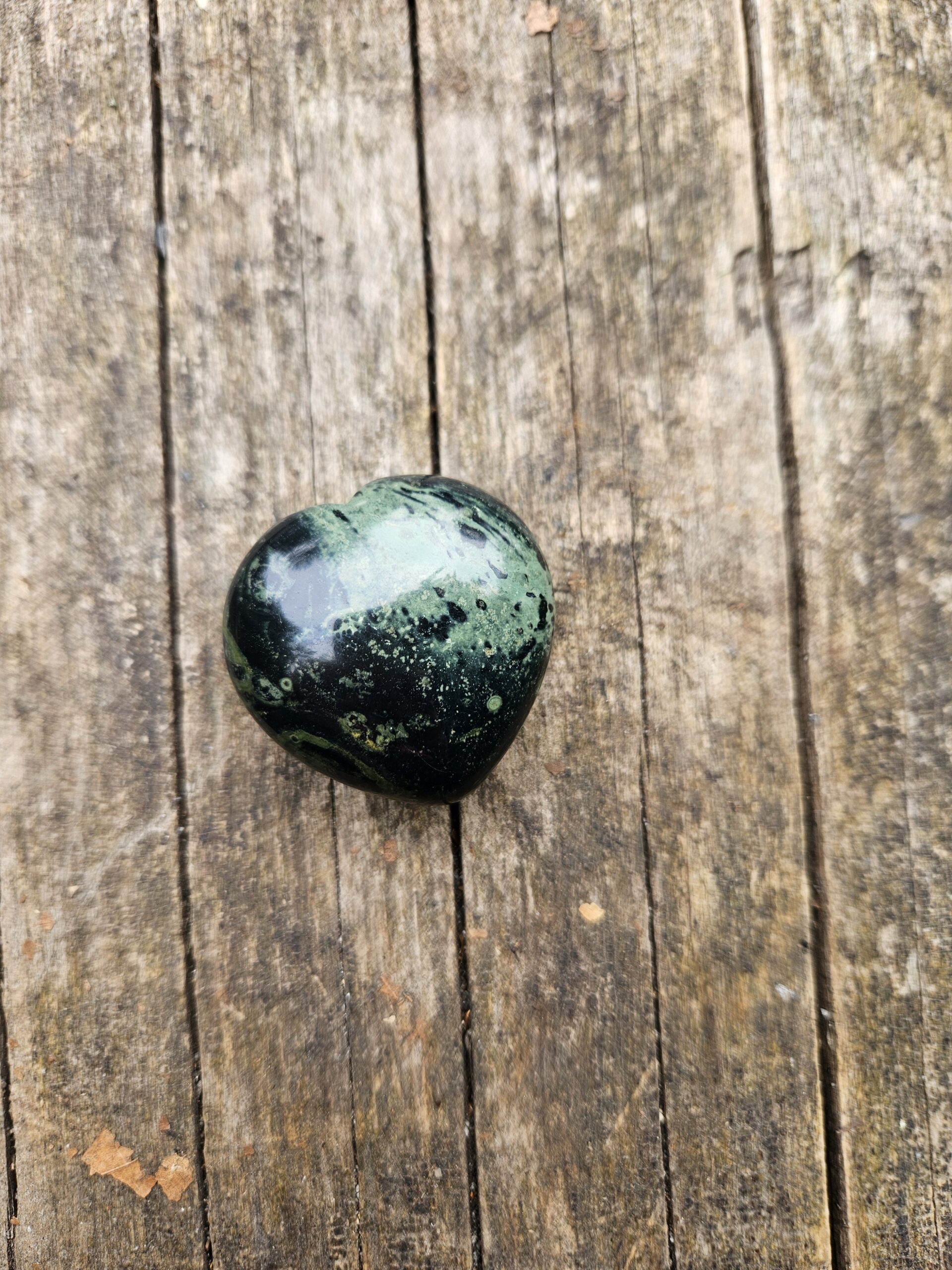 Poleret kambaba jaspis hjerte, kendt for sin beroligende energi og evne til at fremme følelsesmæssig healing, styrke intuitionen og skabe indre ro.