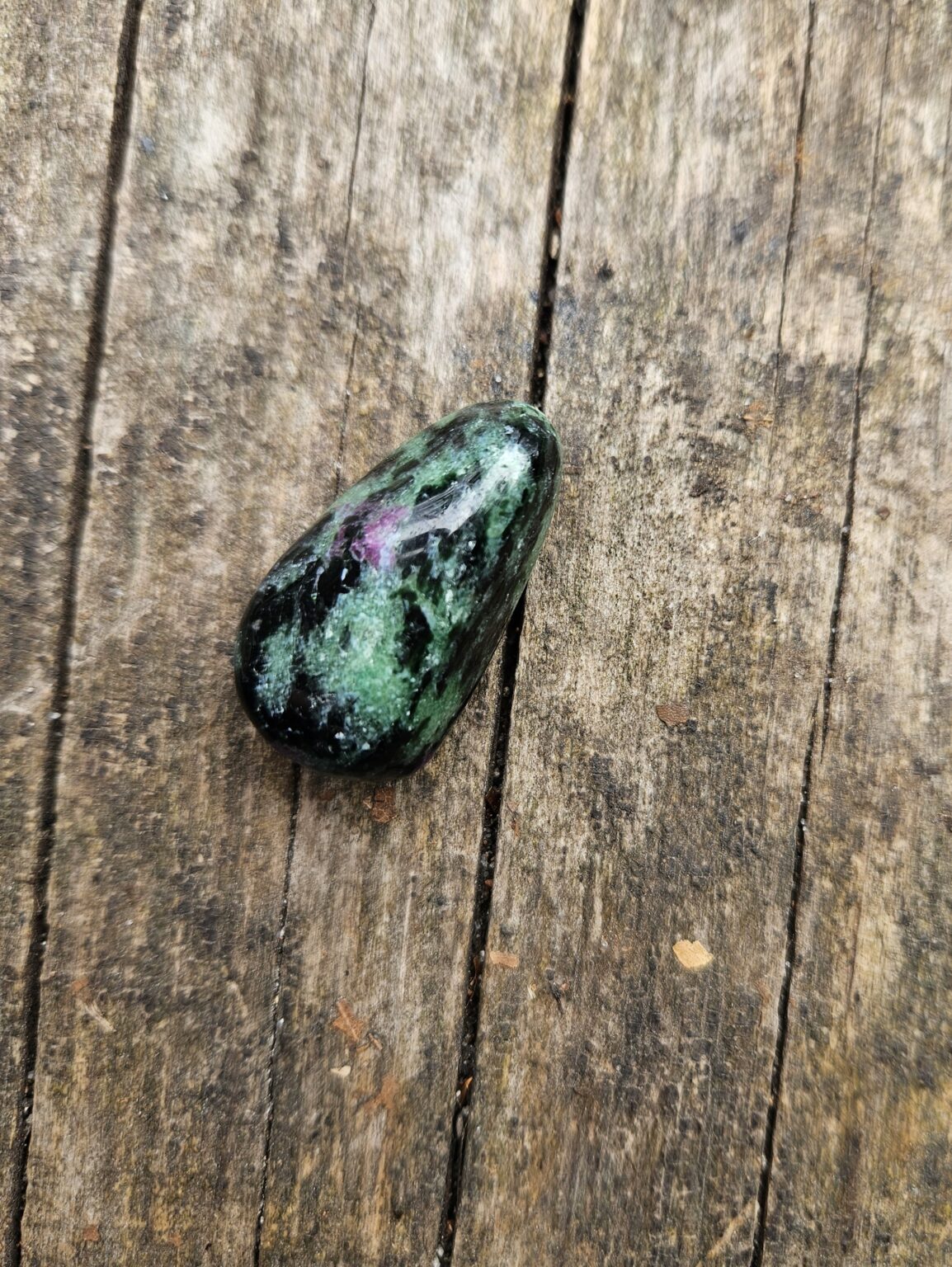 Poleret Rubin Zoisit lommesten, en kraftfuld krystal, der kombinerer passionen fra rubinen med den beroligende energi fra zoisit. Denne krystal fremmer følelsesmæssig heling, styrker selvværd og hjælper med at åbne hjertet for kærlighed og medfølelse.