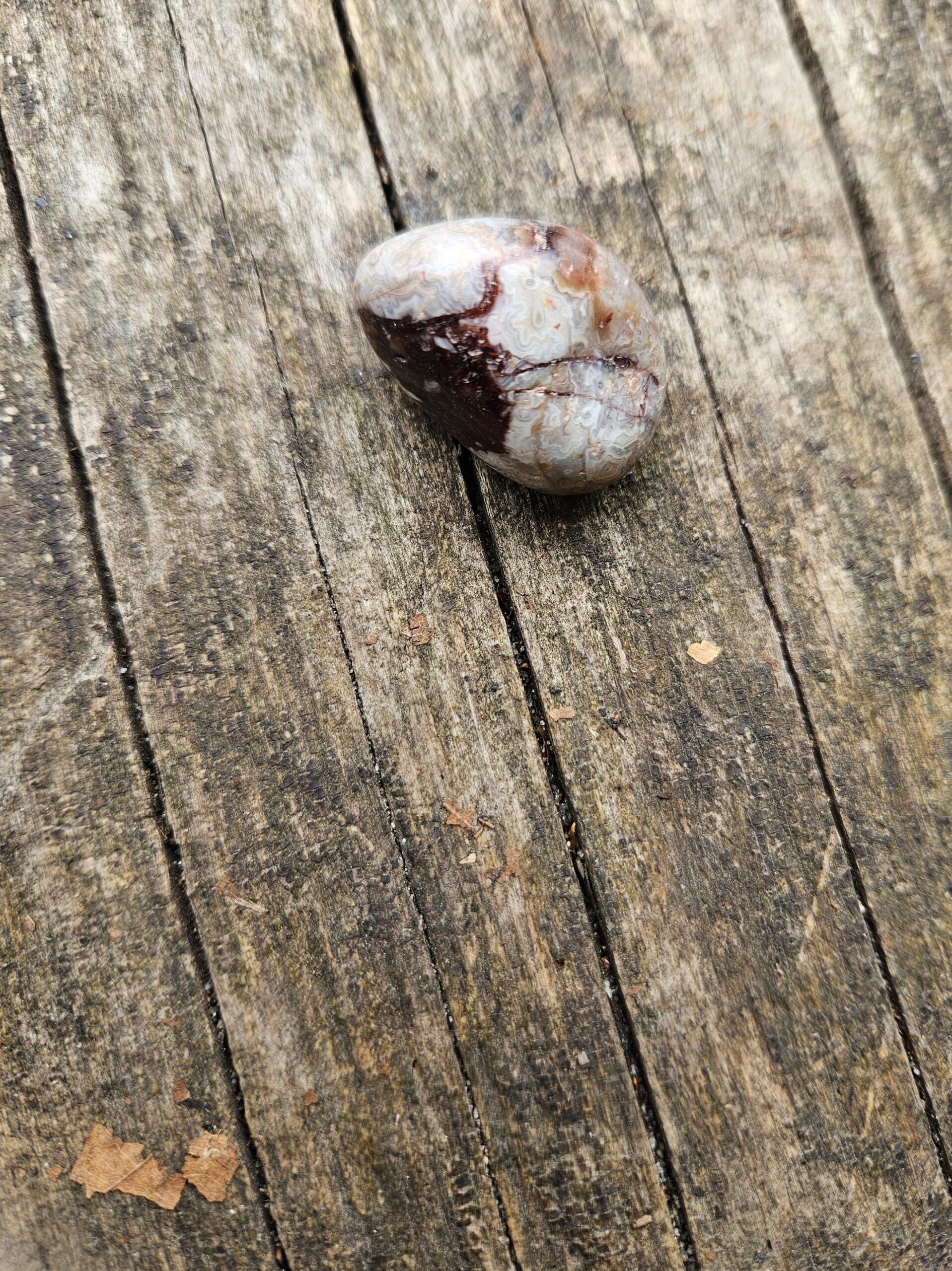 Poleret Mexico agat lommesten, kendt for sin jordnære energi og beroligende virkninger. Denne krystal fremmer følelsesmæssig stabilitet og hjælper med at afbalancere kroppens energier.