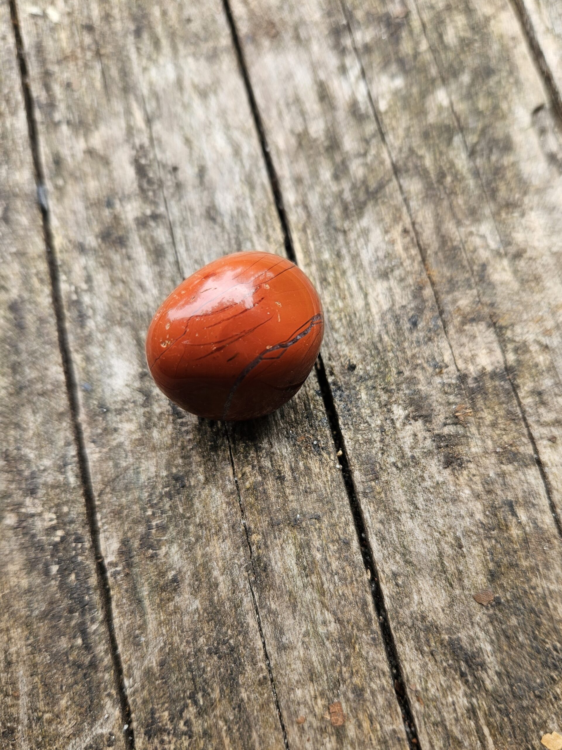 Poleret Rød Jaspis lommesten, kendt for sin jordnære energi og evne til at styrke vilje og mod. Denne krystal hjælper med at opretholde energi og balance, samtidig med at den fremmer beslutsomhed og støtte i udfordrende tider.