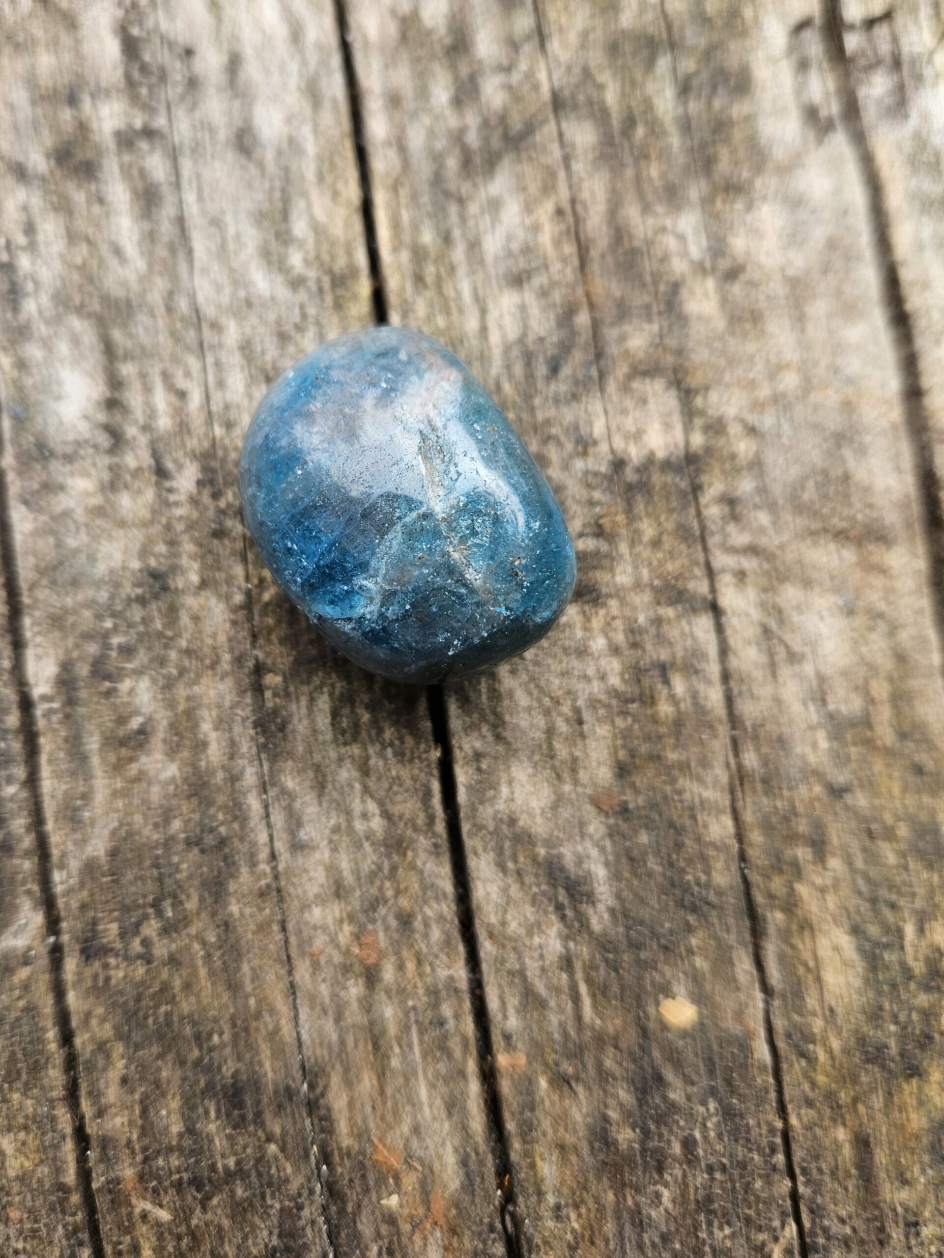 Poleret Apatit lommesten, en energigivende krystal, der fremmer mental klarhed, inspiration og kreativitet. Denne krystal støtter kommunikative evner, øger fokus og motivation samt hjælper med personlig vækst.