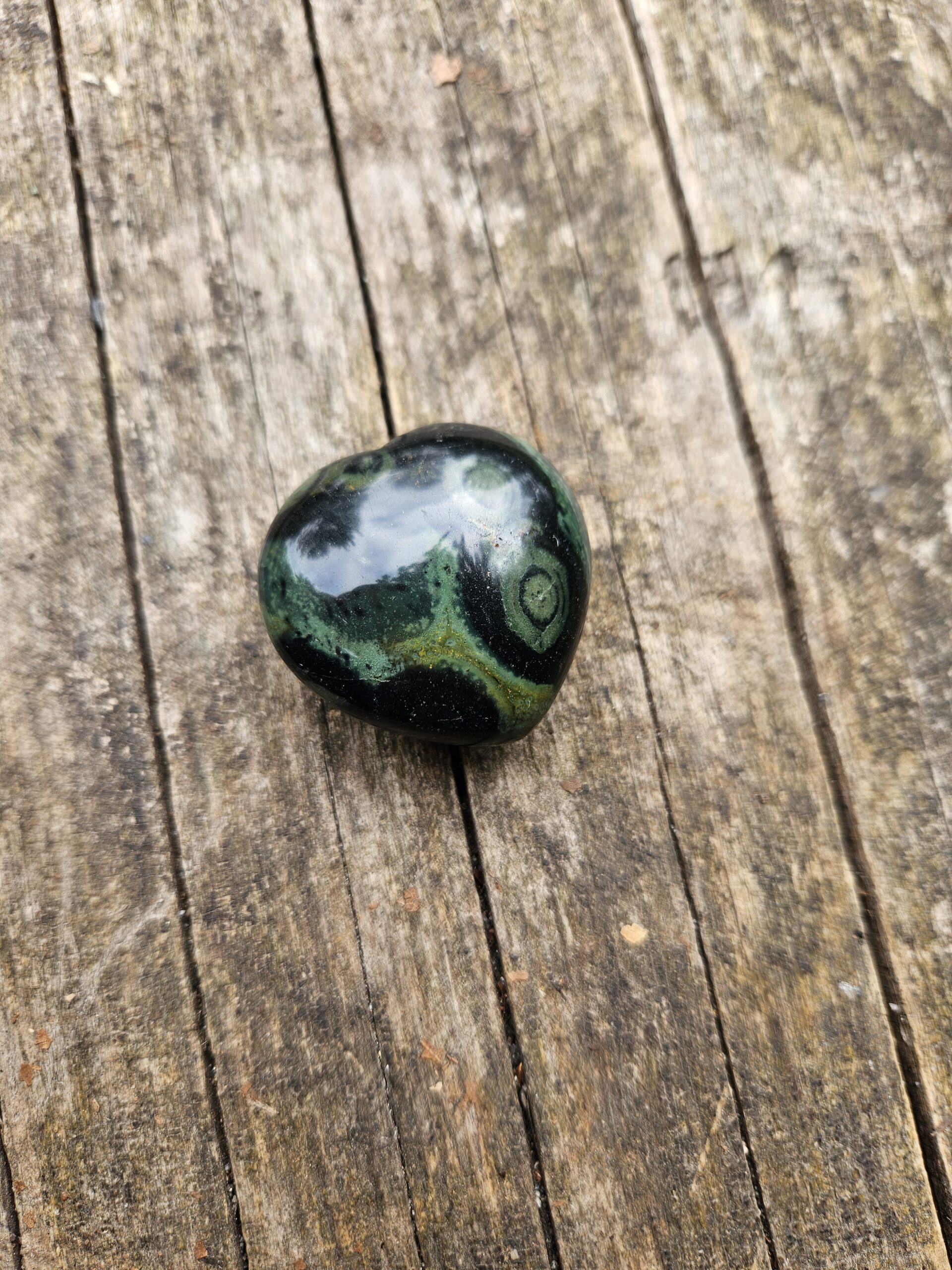 Poleret kambaba jaspis hjerte, kendt for sin beroligende energi og evne til at fremme følelsesmæssig healing, styrke intuitionen og skabe indre ro.