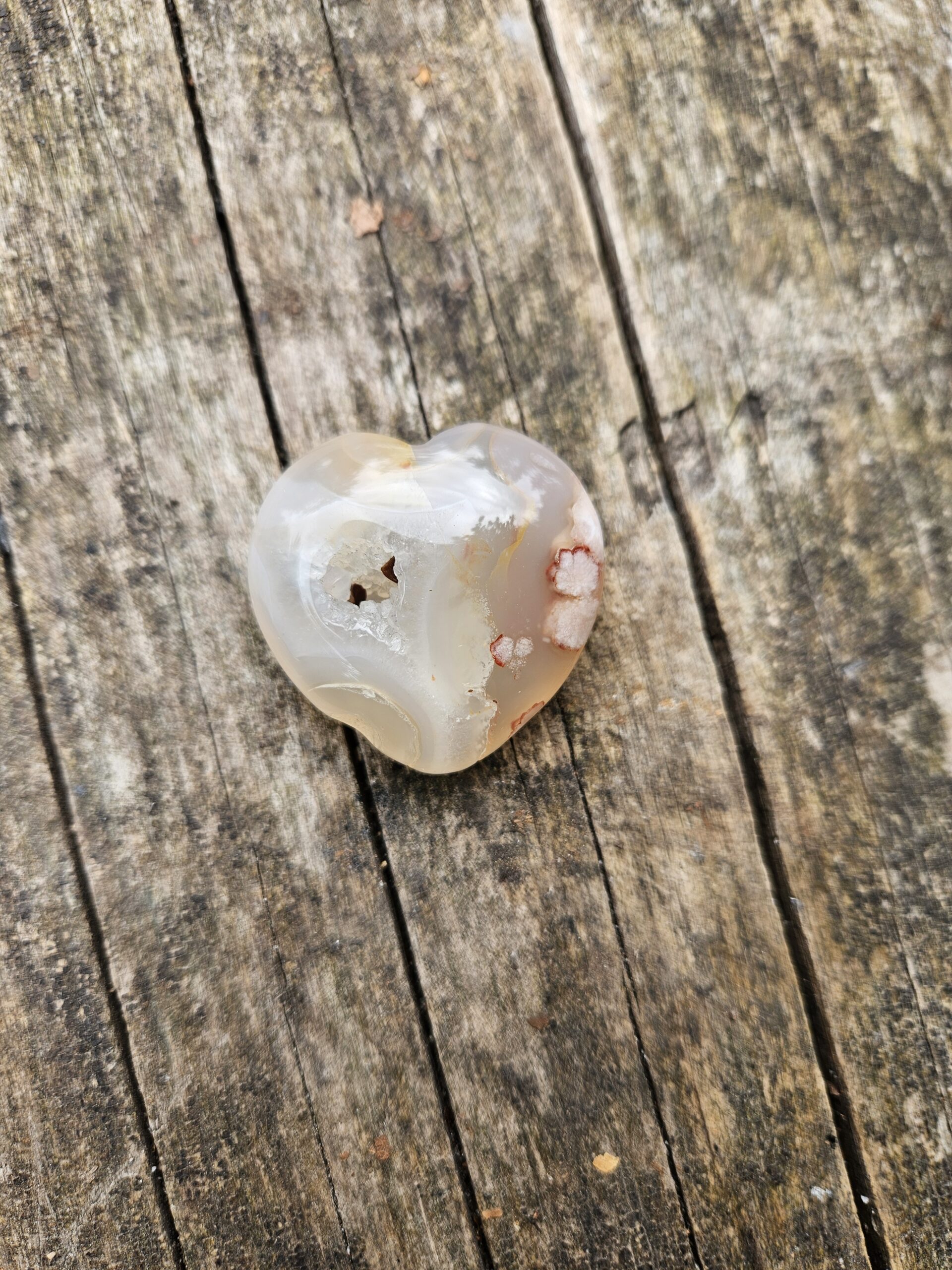 Poleret sakura agat hjerte, der symboliserer vækst og selvkærlighed, med bløde, blomsterlignende mønstre, som bringer ro og harmoni.