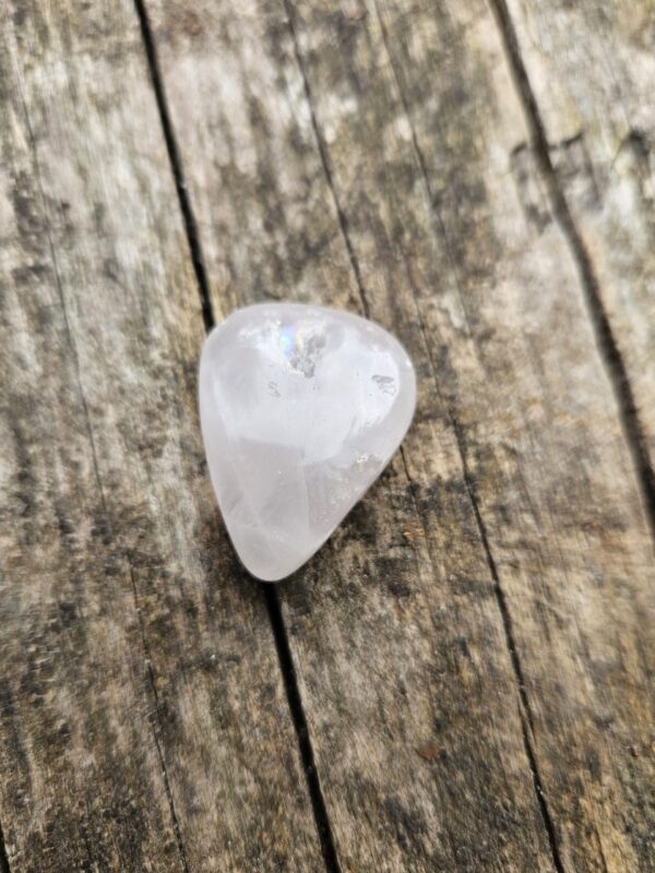 Poleret rosakvarts lommesten, fyldt med kærlighedens energi. Denne krystal fremmer følelsesmæssig heling, tilgivelse og øger selvkærligheden og medfølelsen.